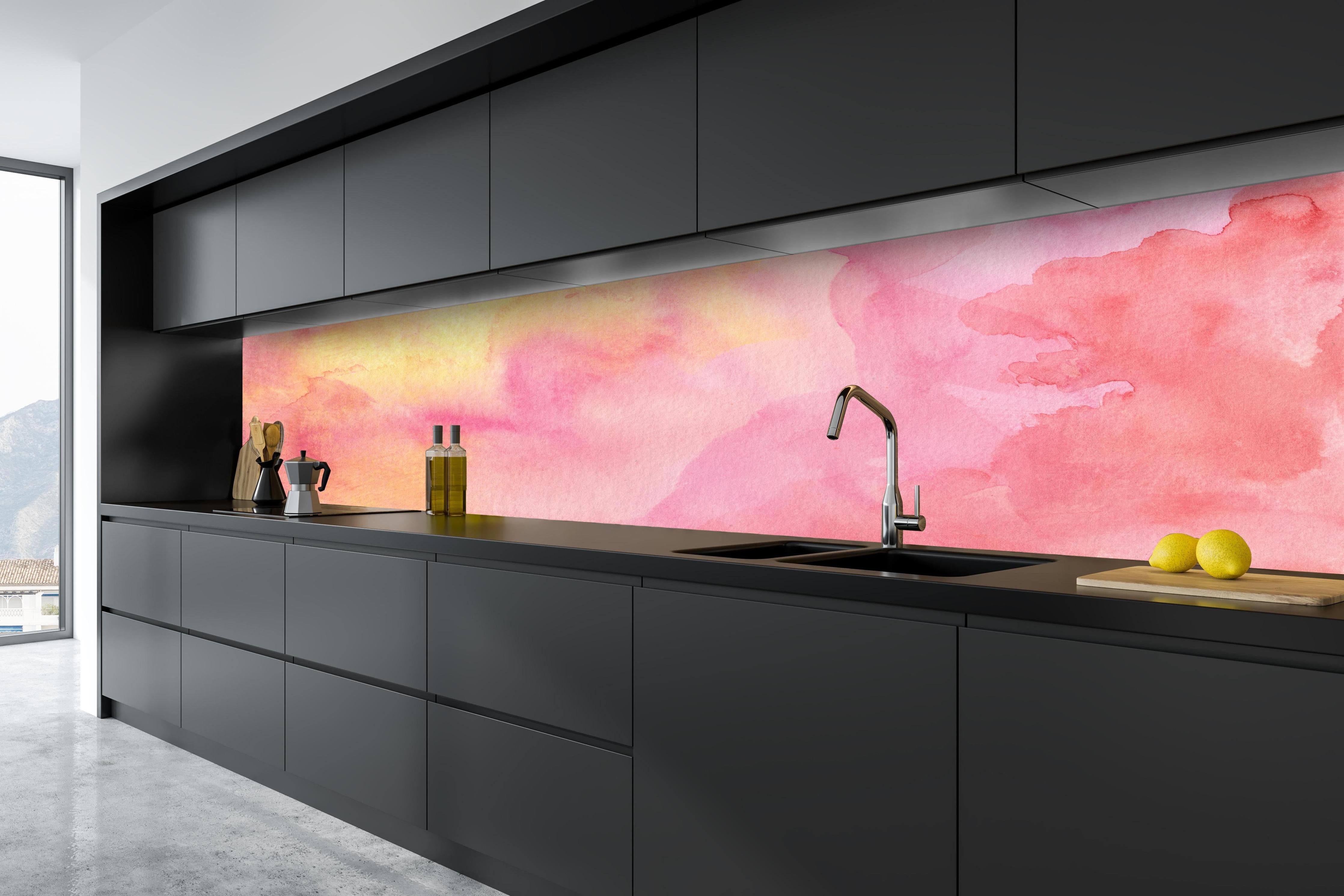 Küche - Rosa Verwaschenes Farben-Design hinter weißen Hochglanz-Küchenregalen und schwarzem Wasserhahn