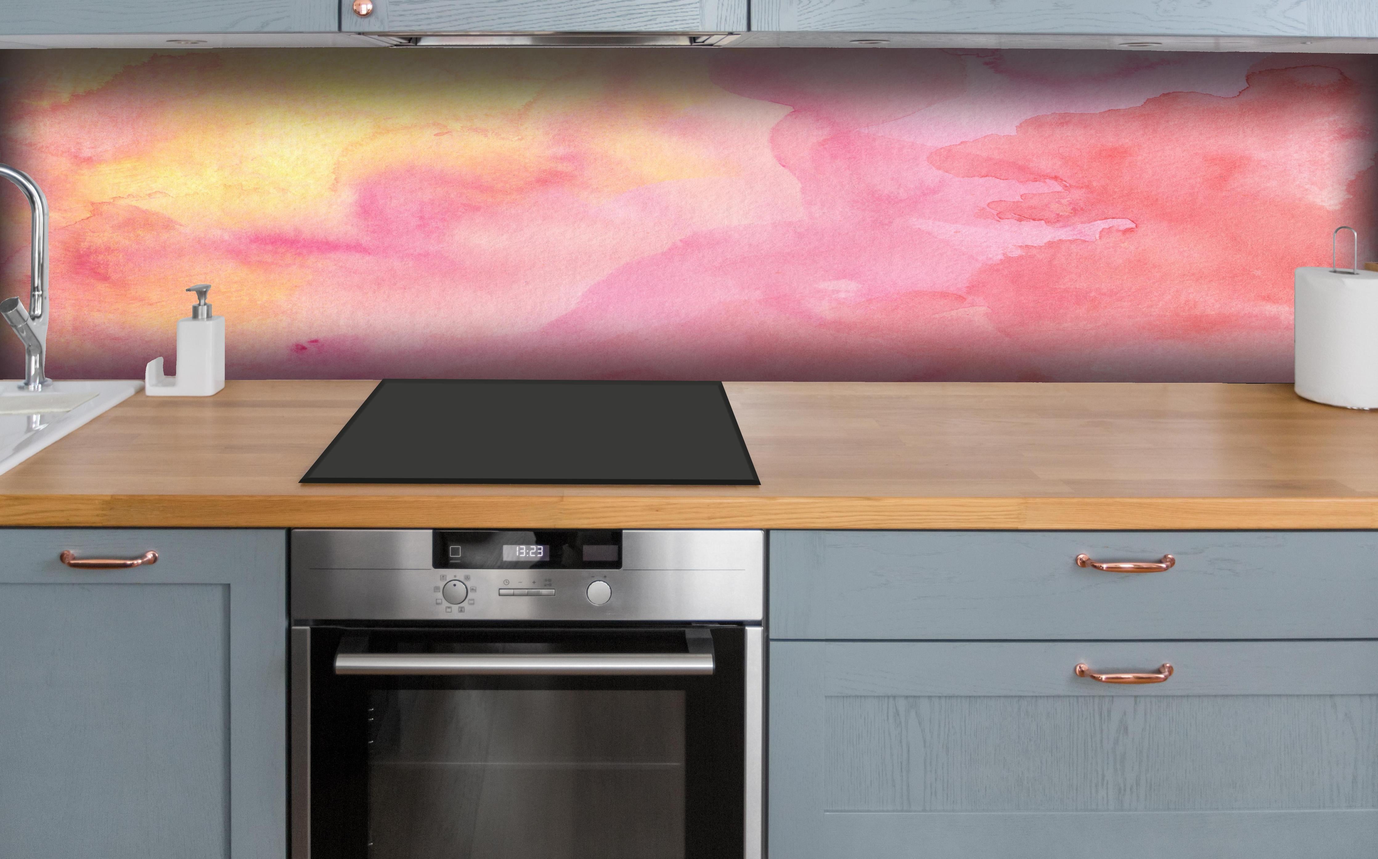 Küche - Rosa Verwaschenes Farben-Design hinter weißen Hochglanz-Küchenregalen und schwarzem Wasserhahn