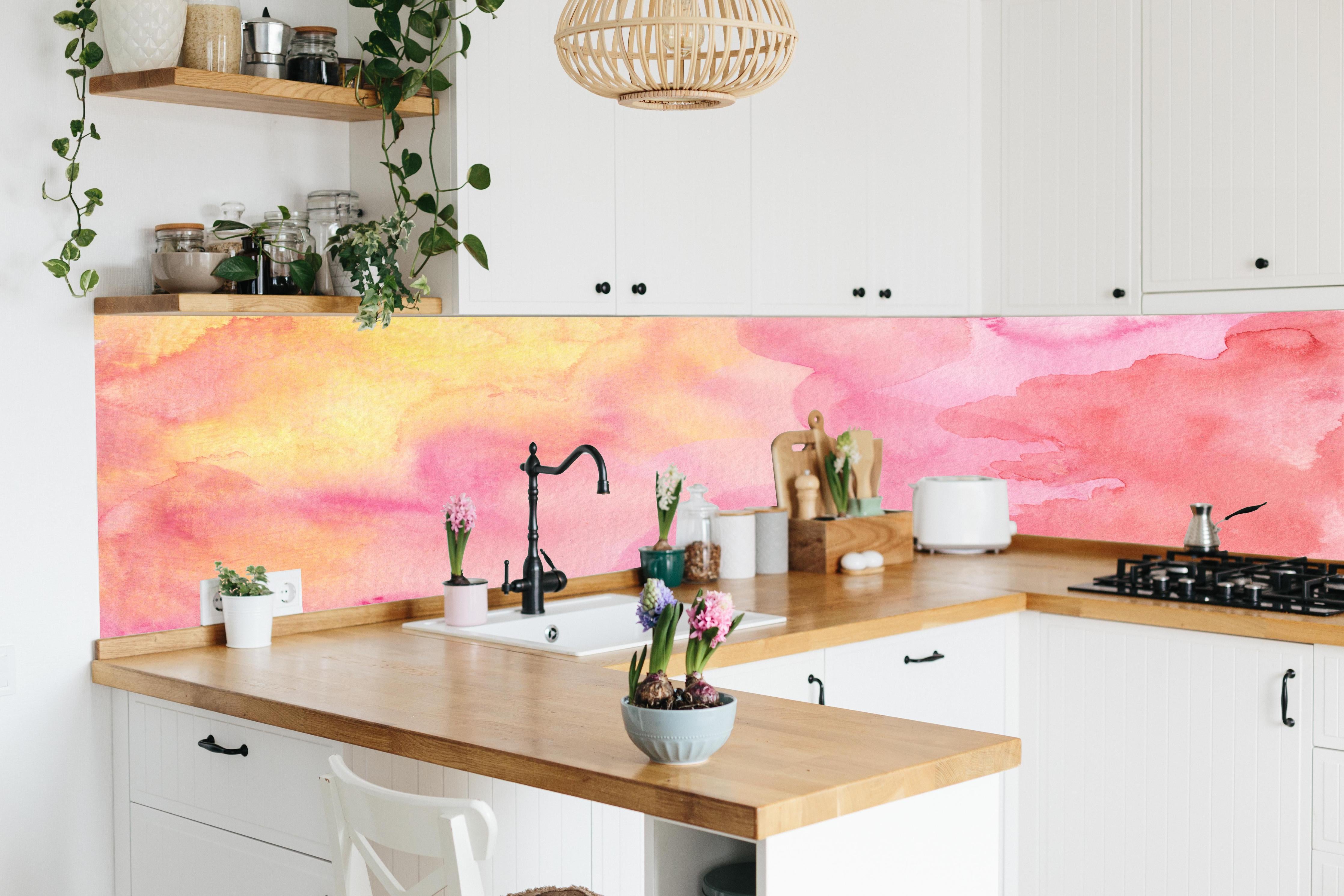 Küche - Rosa Verwaschenes Farben-Design hinter weißen Hochglanz-Küchenregalen und schwarzem Wasserhahn
