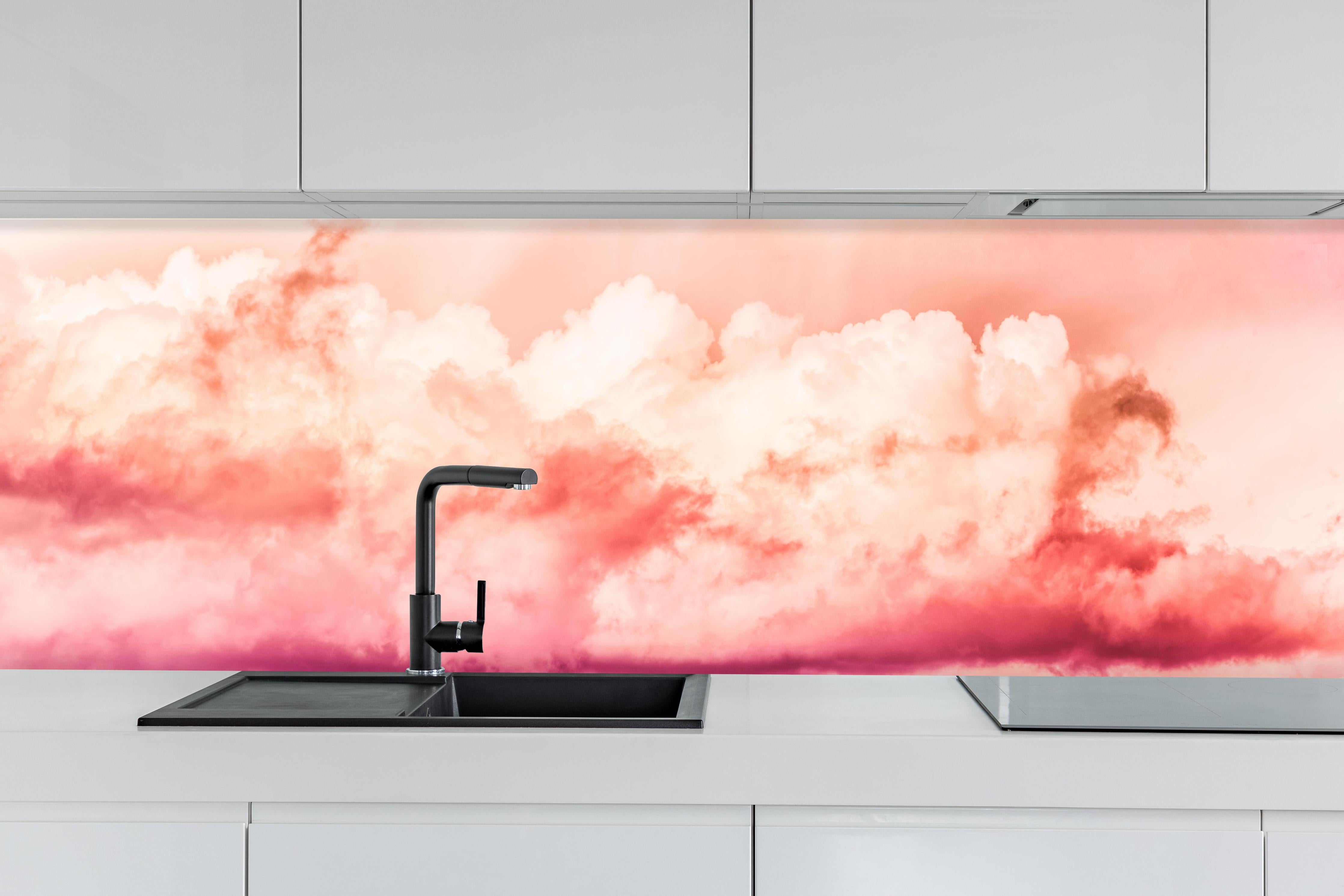Küche - Rosa Wolkenhimmel hinter weißen Hochglanz-Küchenregalen und schwarzem Wasserhahn