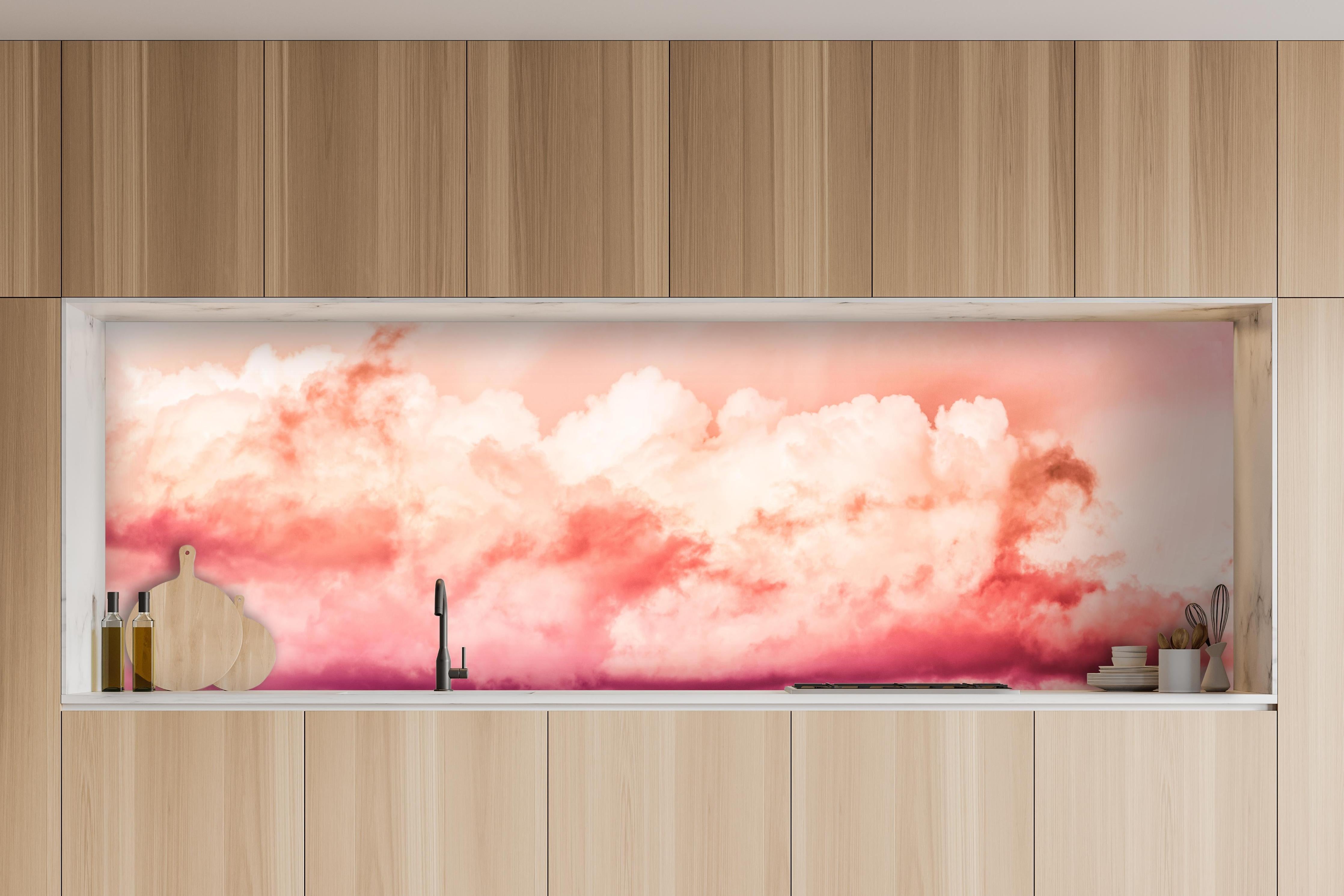 Küche - Rosa Wolkenhimmel hinter weißen Hochglanz-Küchenregalen und schwarzem Wasserhahn