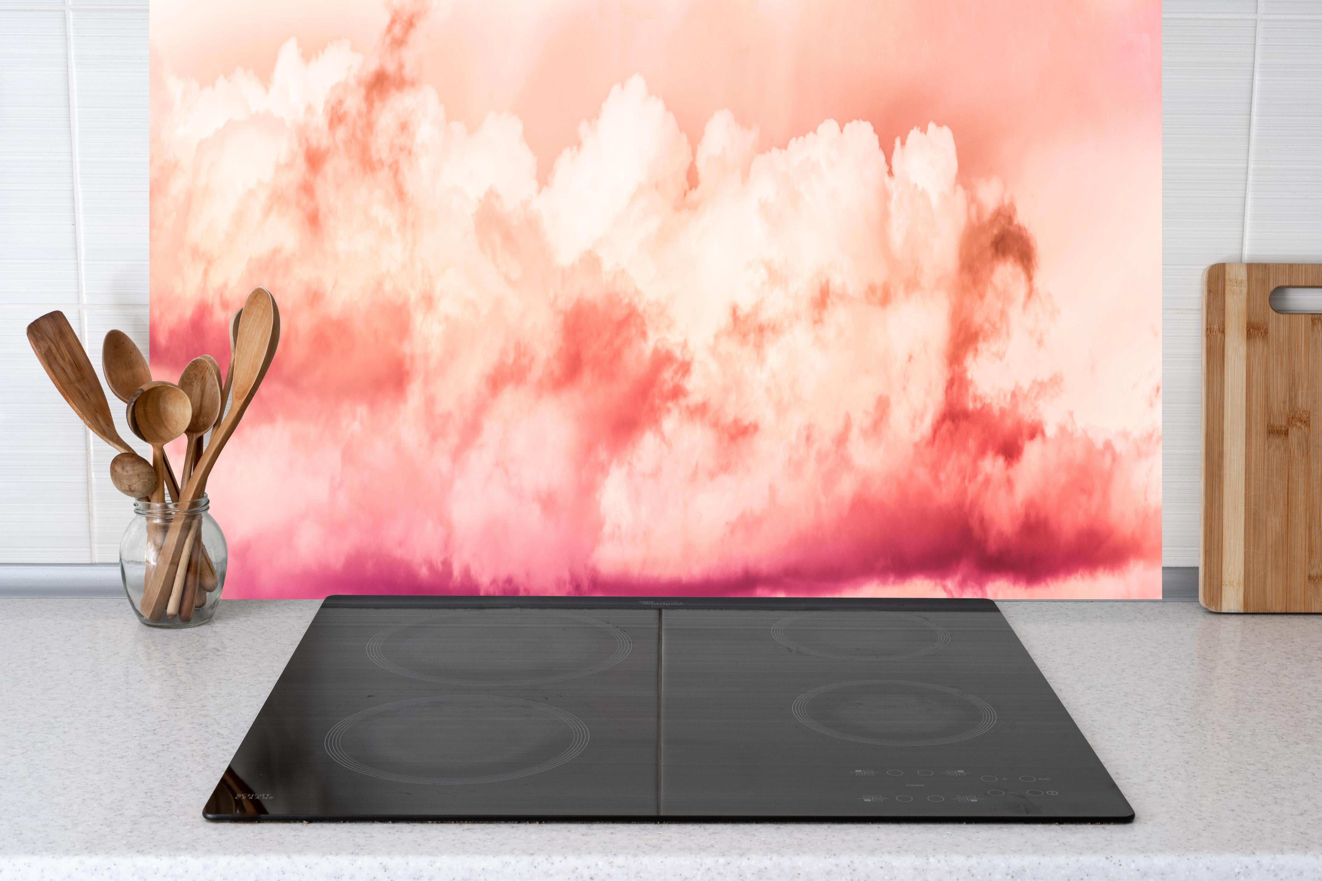 Küche - Rosa Wolkenhimmel hinter weißen Hochglanz-Küchenregalen und schwarzem Wasserhahn