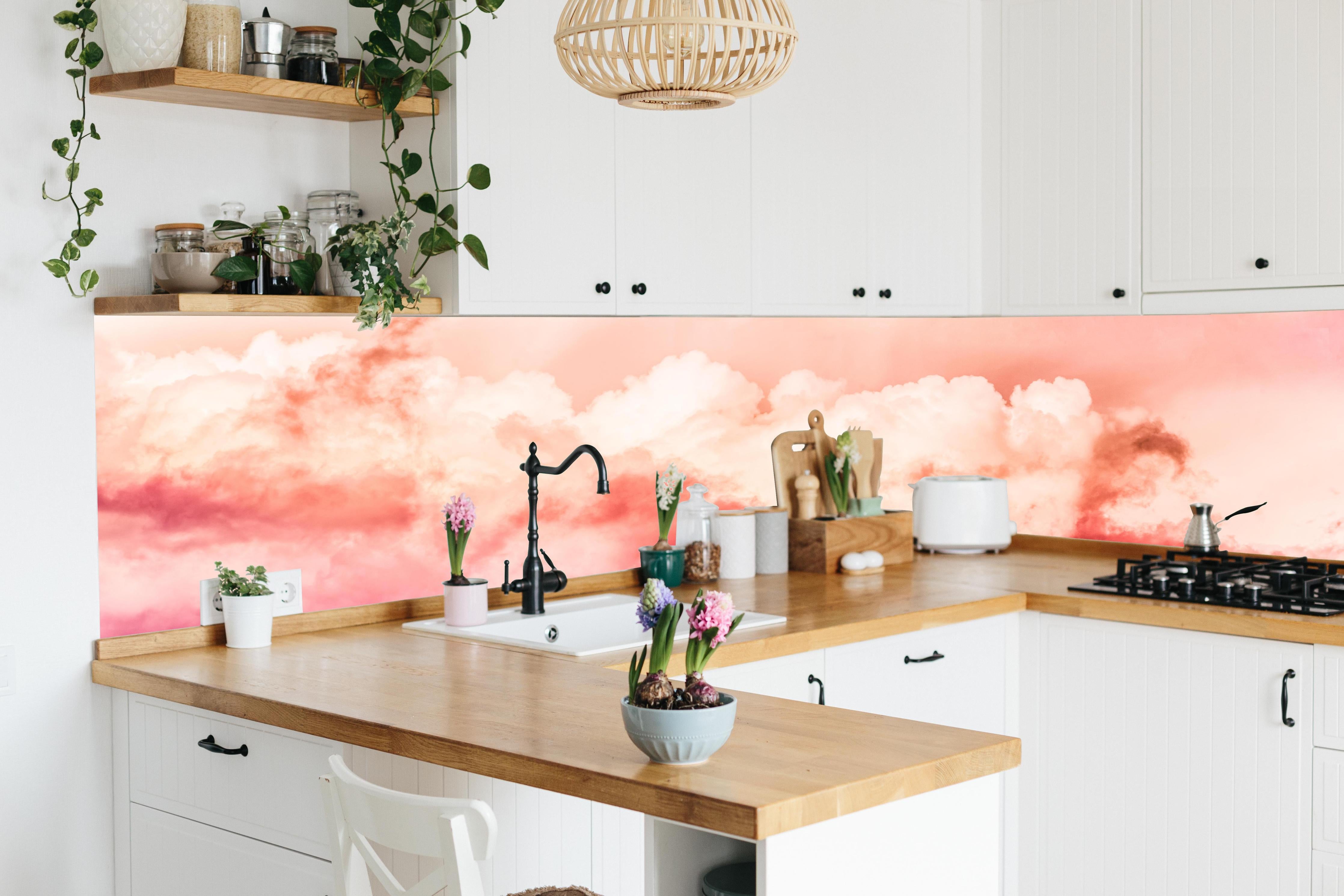 Küche - Rosa Wolkenhimmel hinter weißen Hochglanz-Küchenregalen und schwarzem Wasserhahn