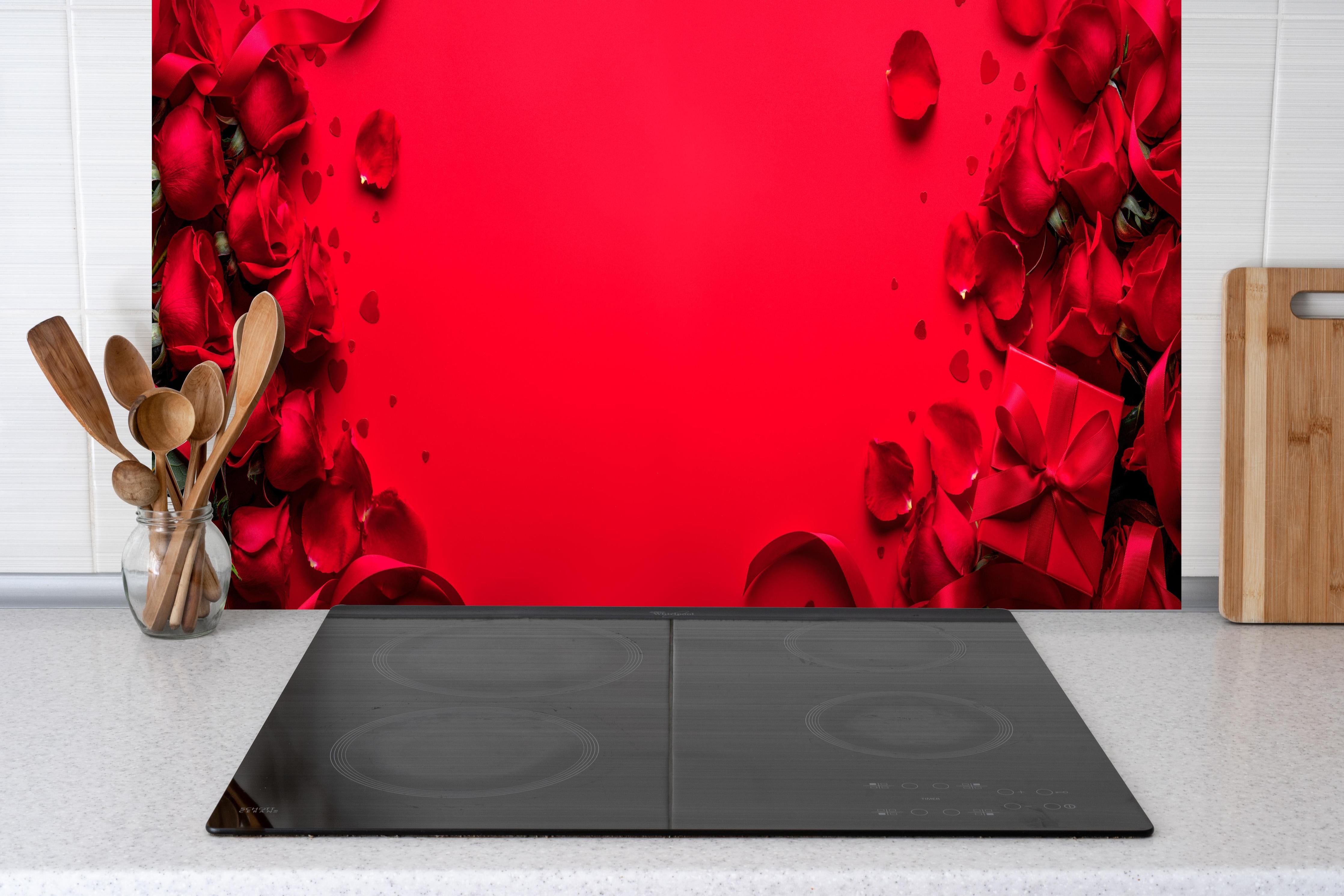 Küche - Rosengeschenk auf rotem Hintergrund hinter weißen Hochglanz-Küchenregalen und schwarzem Wasserhahn