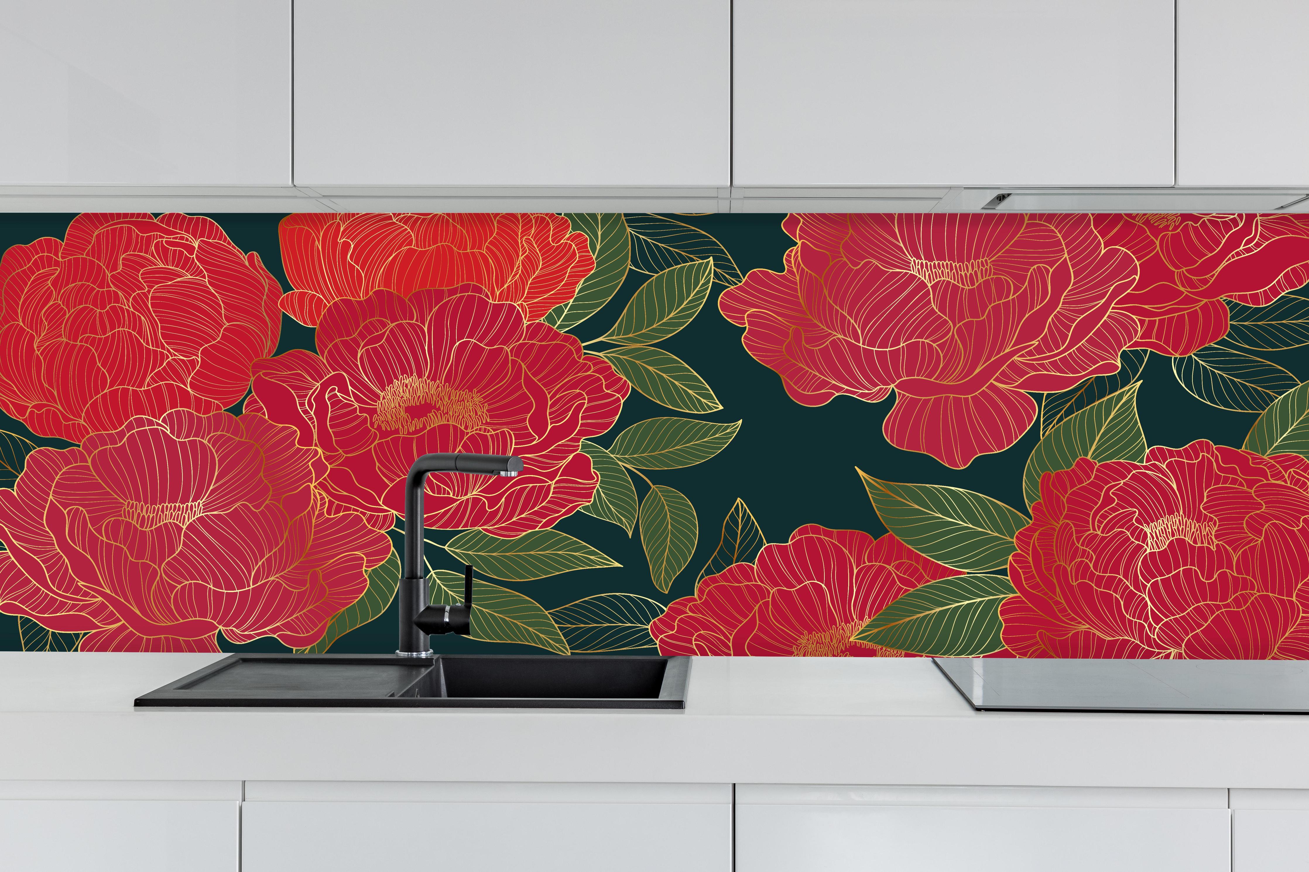 Küche - Rote Blumen auf Dunkelgrünem Hintergrund hinter weißen Hochglanz-Küchenregalen und schwarzem Wasserhahn