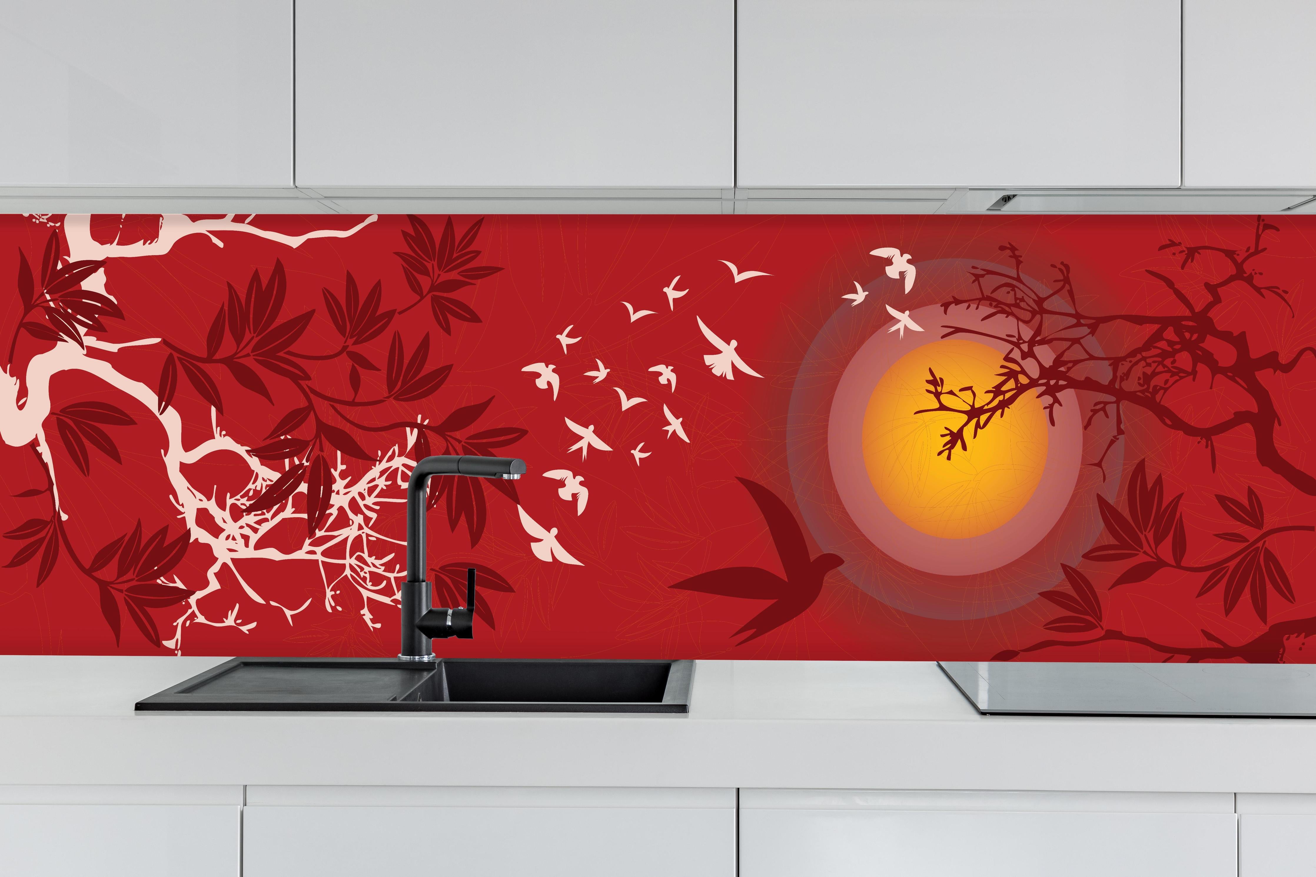 Küche - Roter Himmel Vogelschwarm Silhouetten hinter weißen Hochglanz-Küchenregalen und schwarzem Wasserhahn