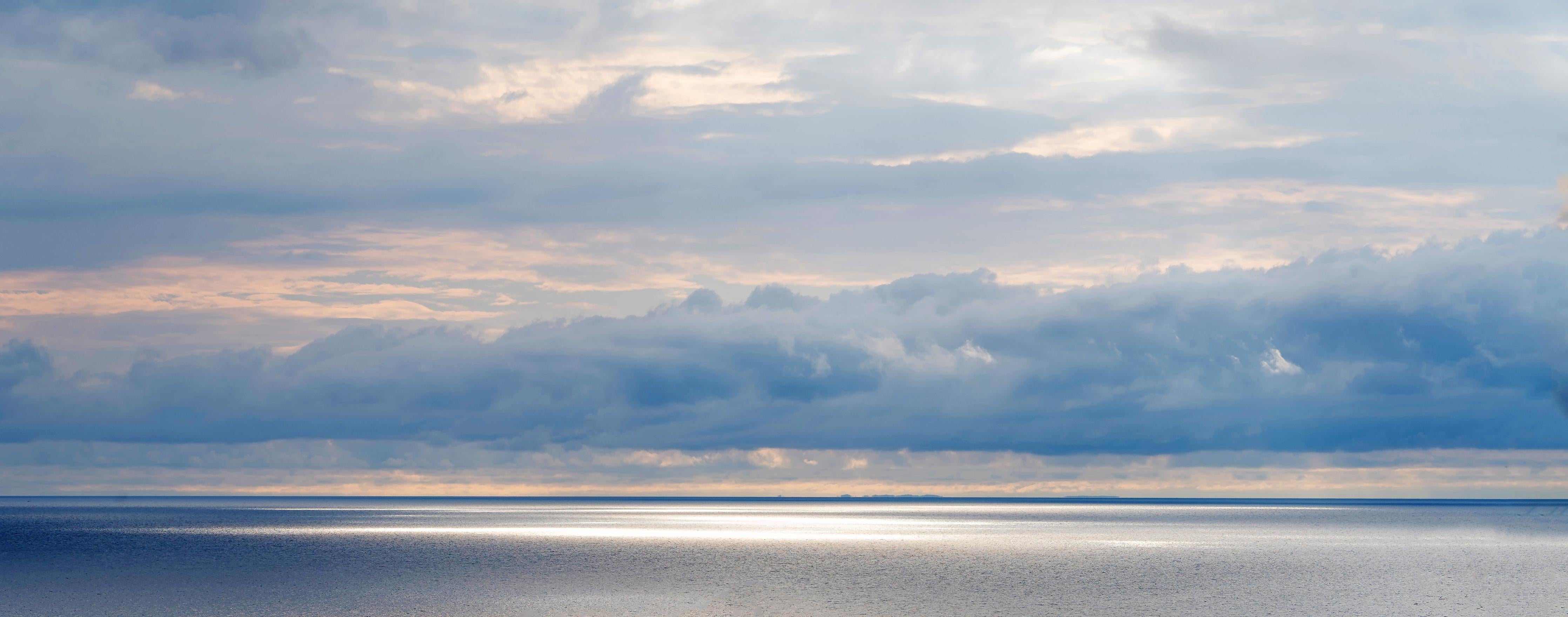 Küchenrückwand-Ruhiges Blau-Grau-Meerespanorama mit sanften Wellen und Wolken