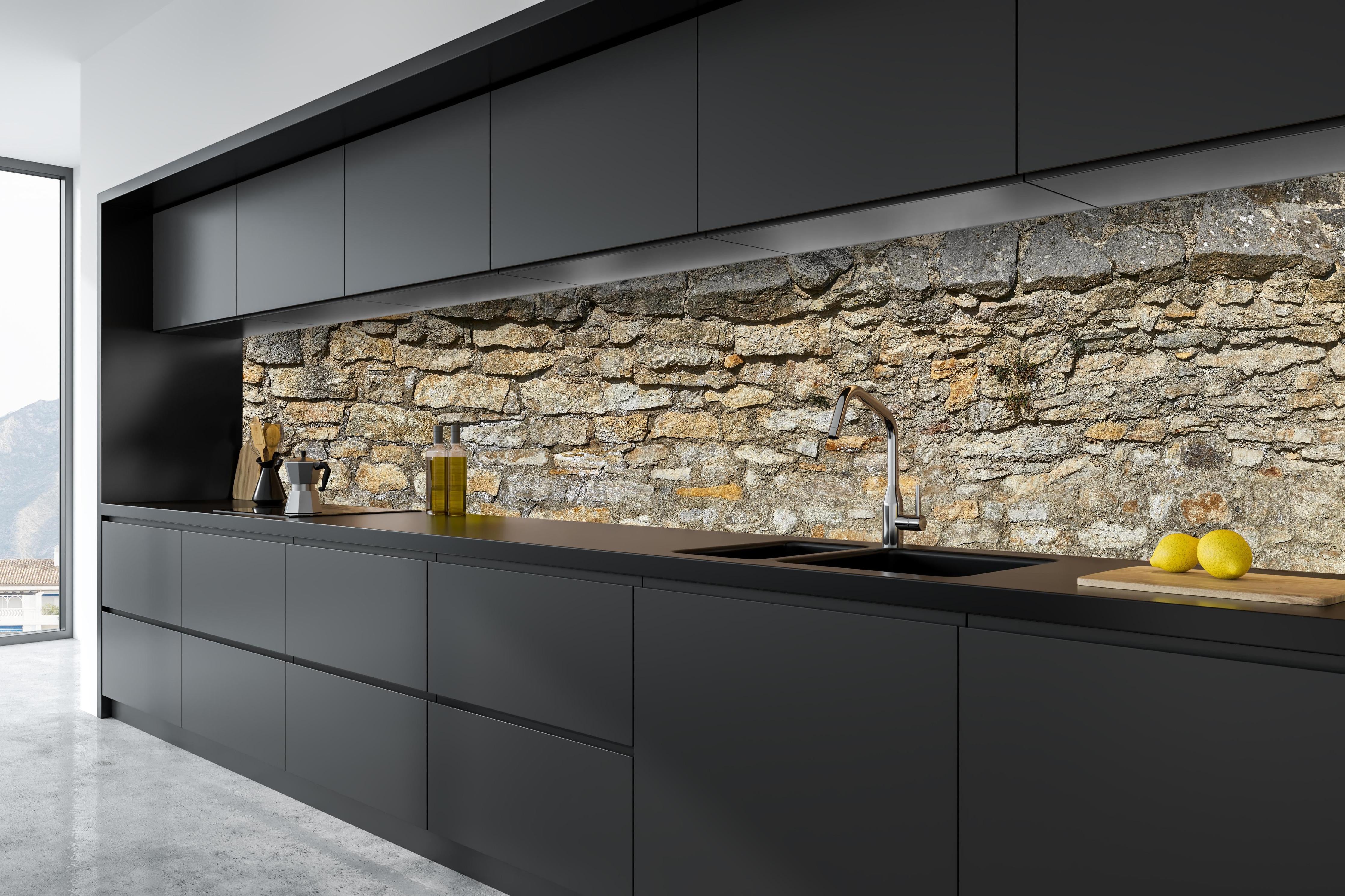 Küche - Rustikale Burgmauer hinter weißen Hochglanz-Küchenregalen und schwarzem Wasserhahn