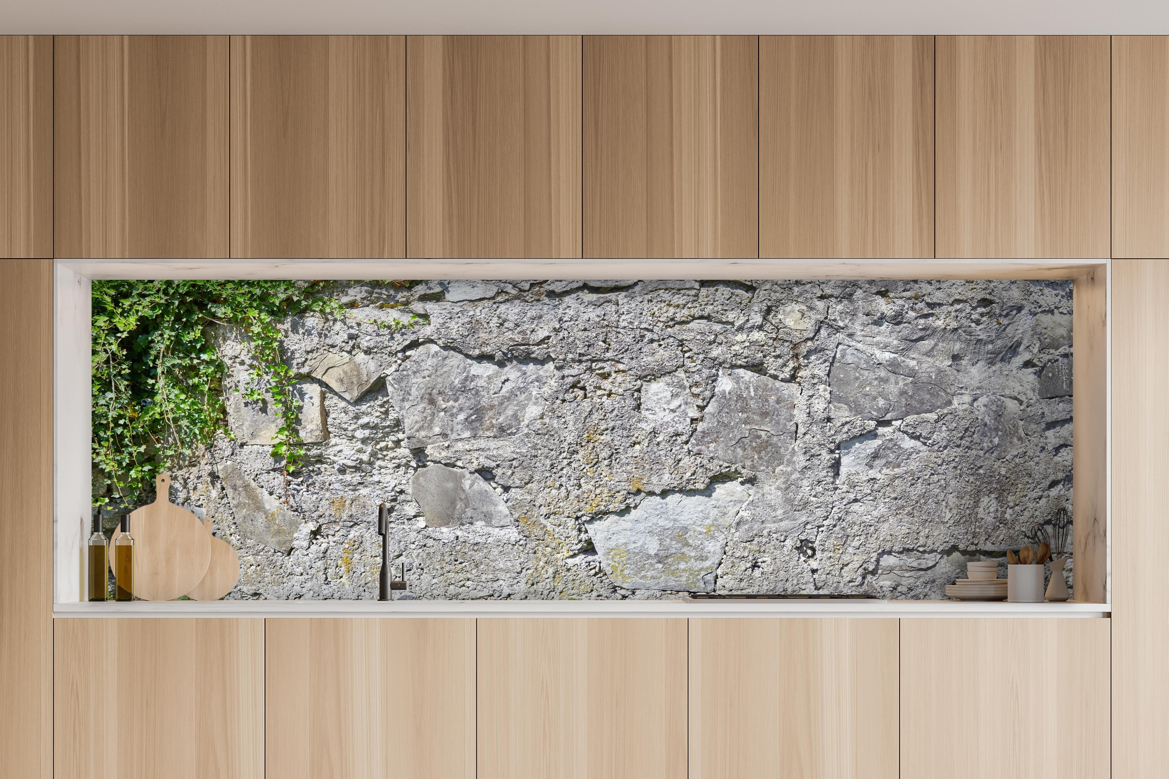 Küche - Rustikale Schiefermauer hinter weißen Hochglanz-Küchenregalen und schwarzem Wasserhahn