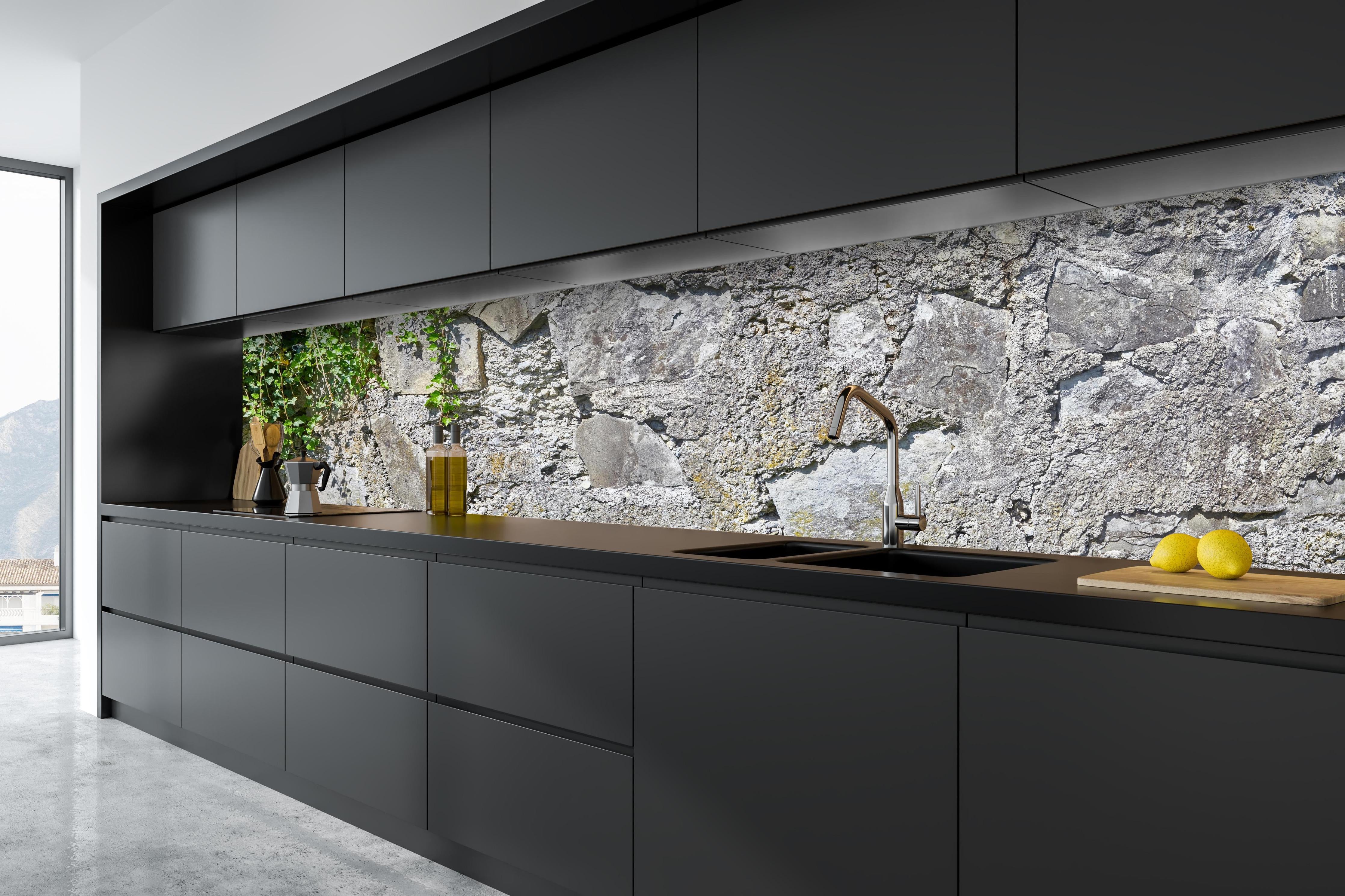 Küche - Rustikale Schiefermauer hinter weißen Hochglanz-Küchenregalen und schwarzem Wasserhahn