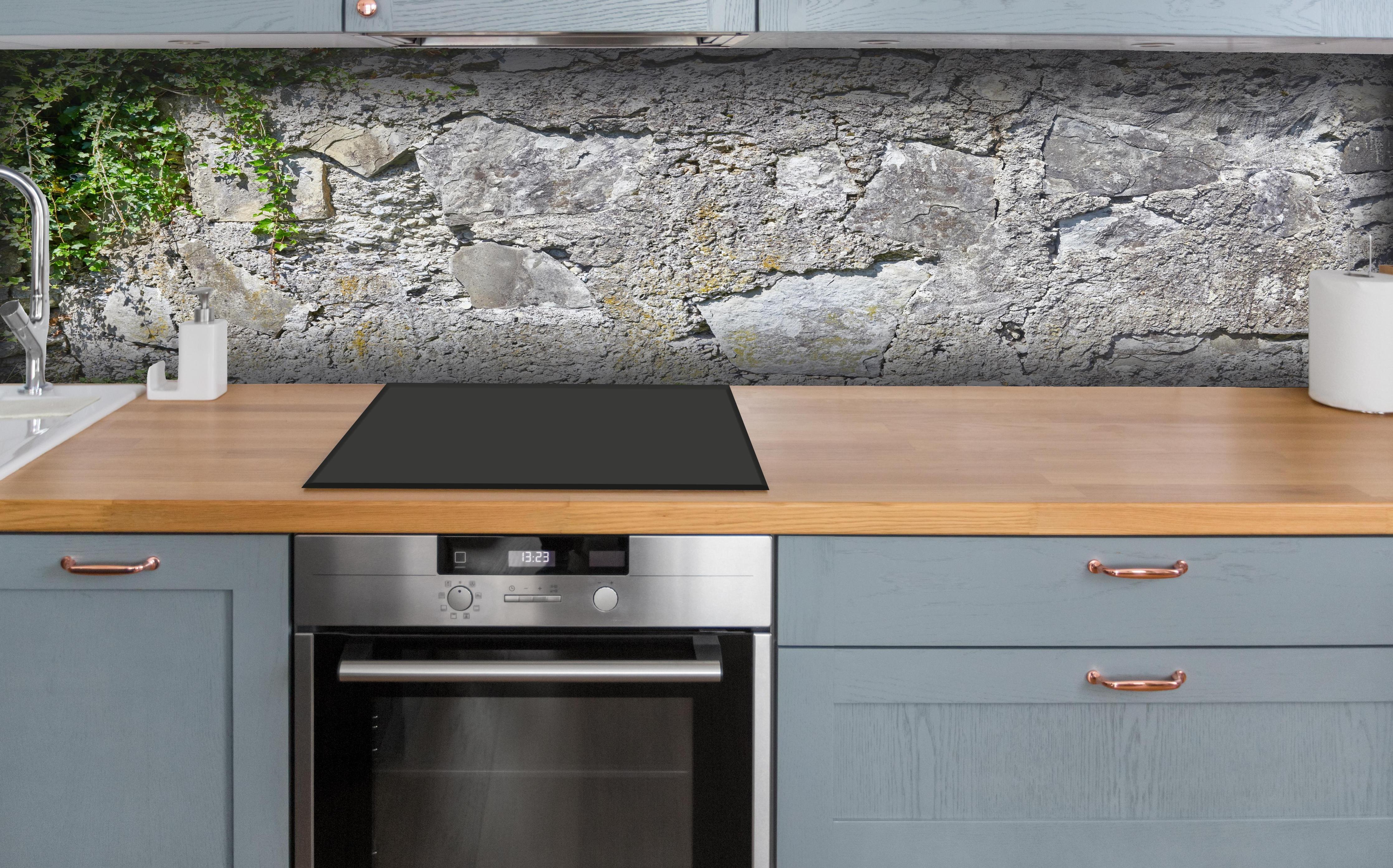 Küche - Rustikale Schiefermauer hinter weißen Hochglanz-Küchenregalen und schwarzem Wasserhahn