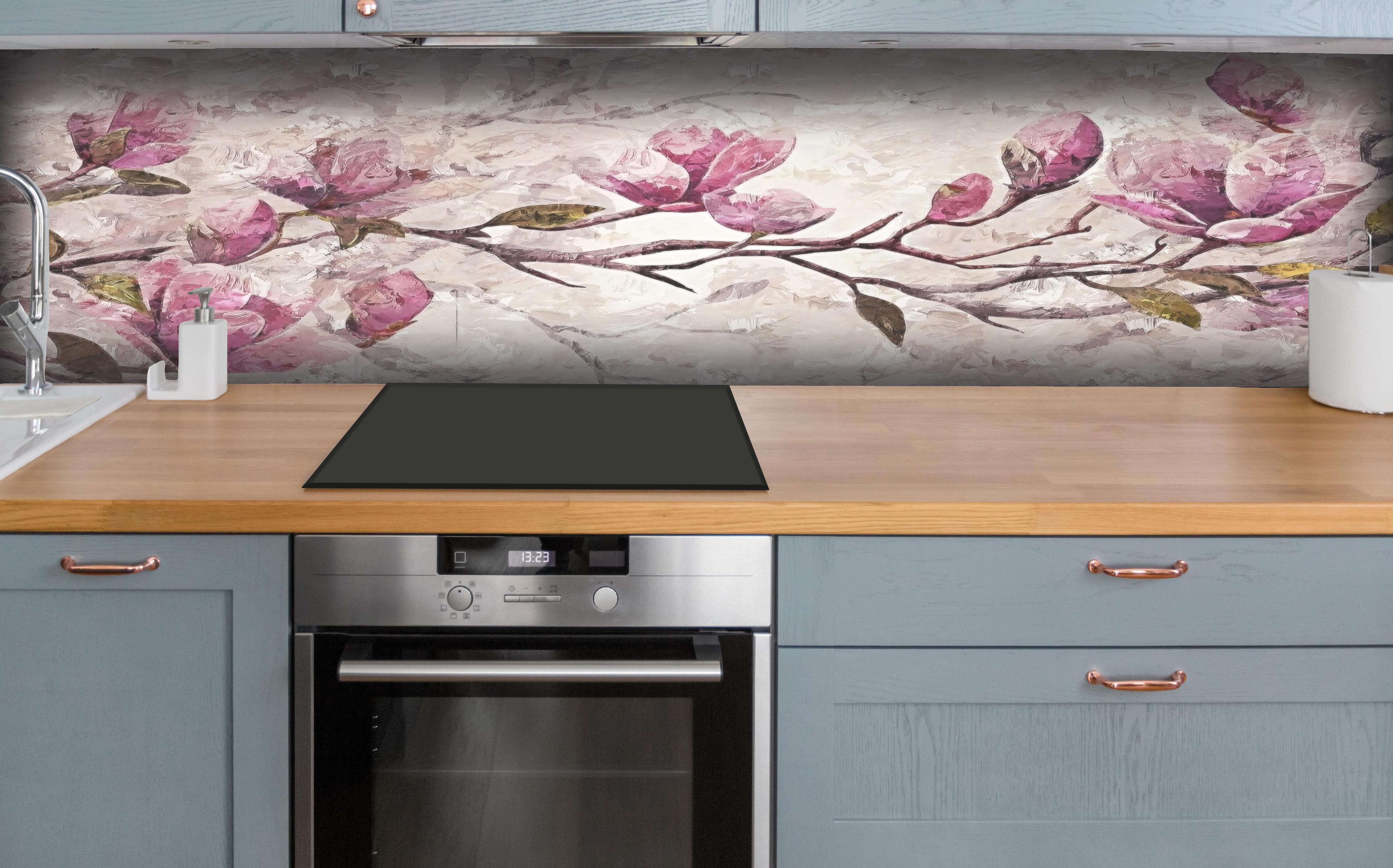 Küche - Sakura Baum - Gemälde hinter weißen Hochglanz-Küchenregalen und schwarzem Wasserhahn