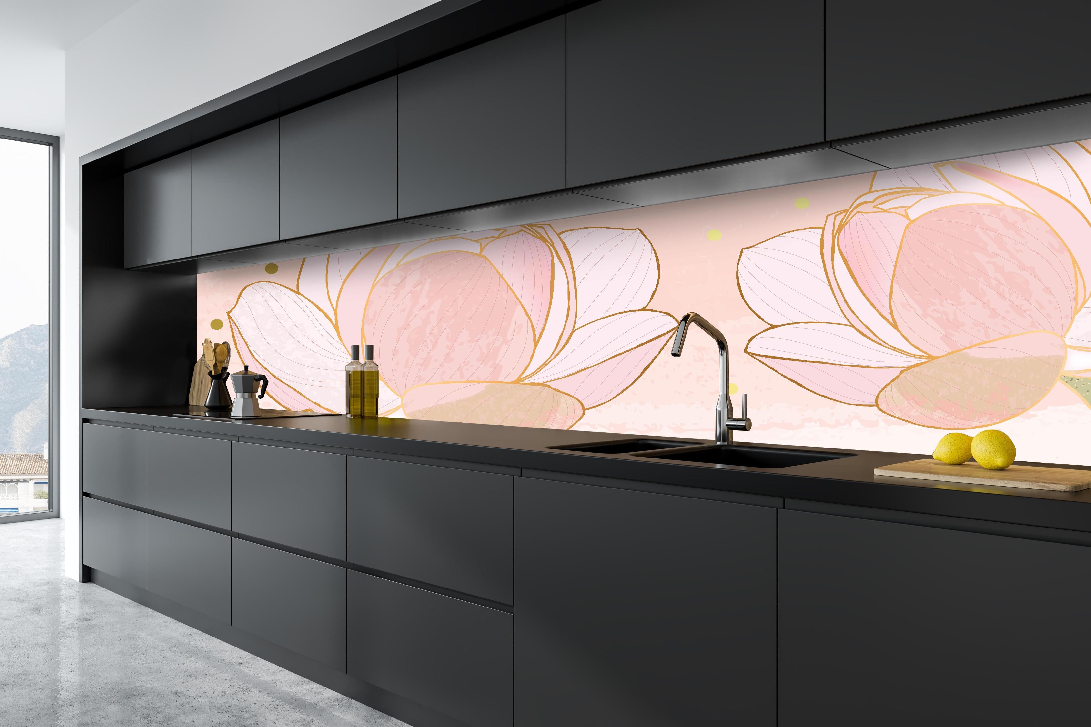 Küche - Sanfte rosa Lotusblumen Kunstbild hinter weißen Hochglanz-Küchenregalen und schwarzem Wasserhahn