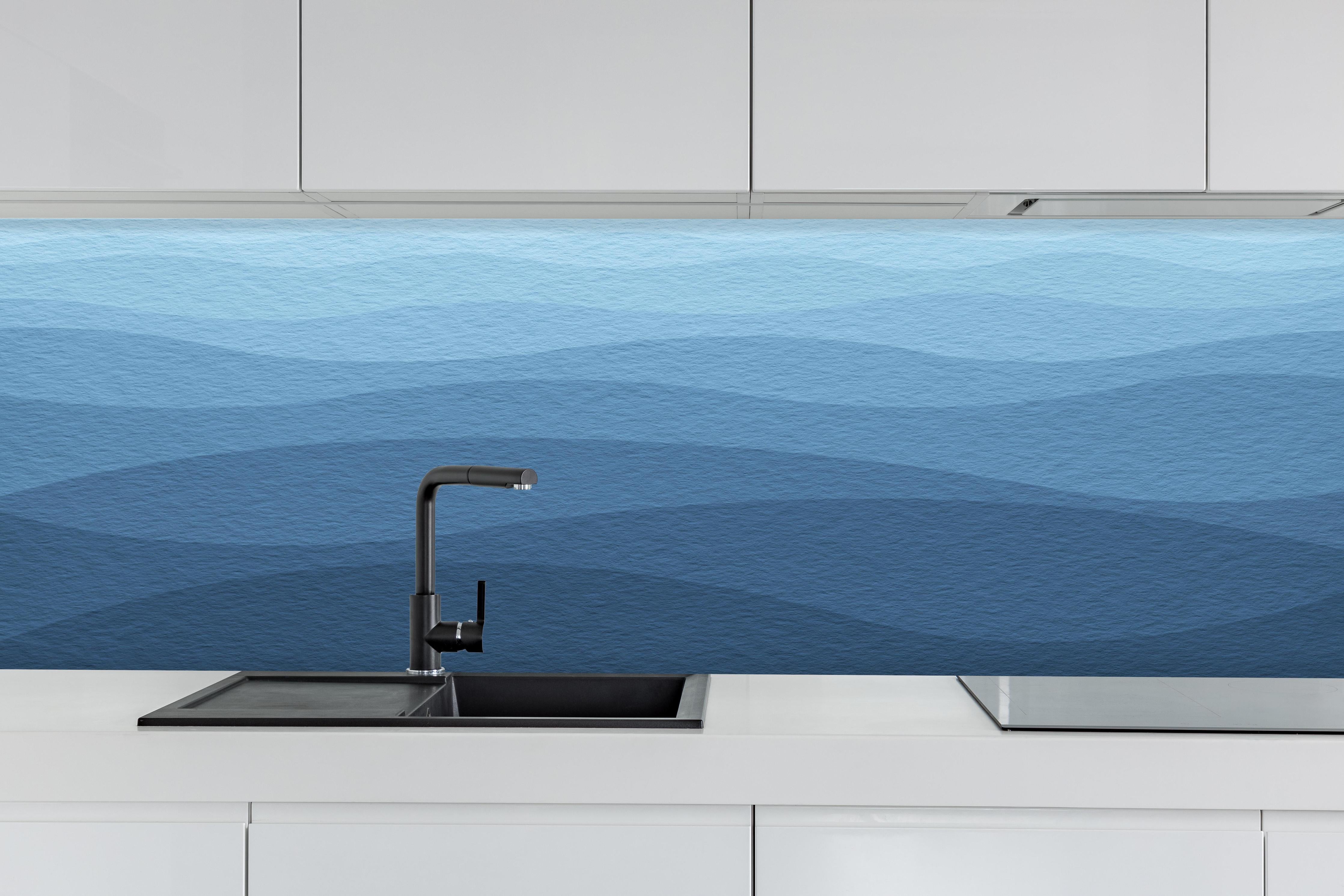Küche - Sanfte und moderne blau-gradient Wellenstruktur für entspannende Hintergründe hinter weißen Hochglanz-Küchenregalen und schwarzem Wasserhahn