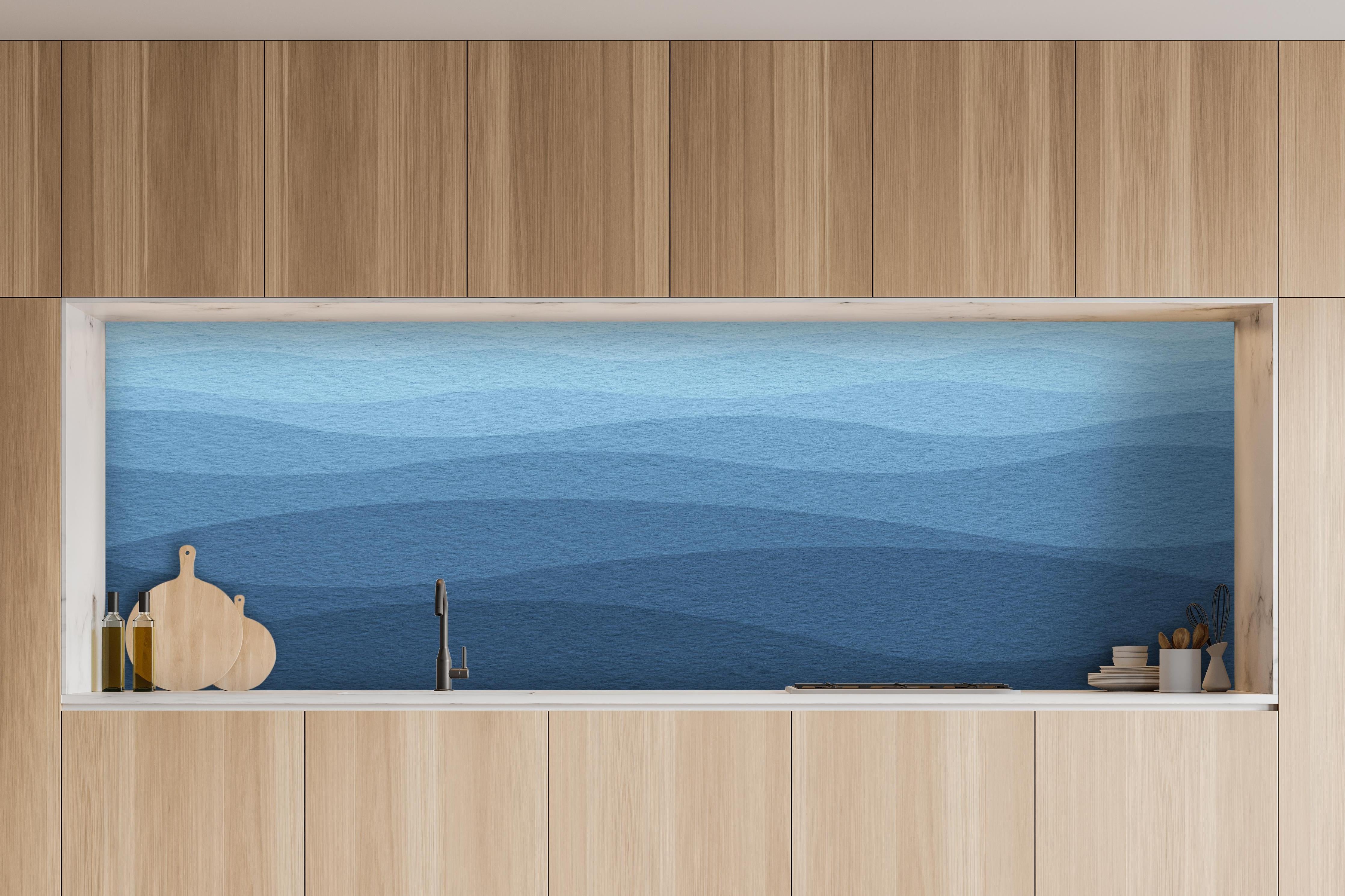 Küche - Sanfte und moderne blau-gradient Wellenstruktur für entspannende Hintergründe hinter weißen Hochglanz-Küchenregalen und schwarzem Wasserhahn