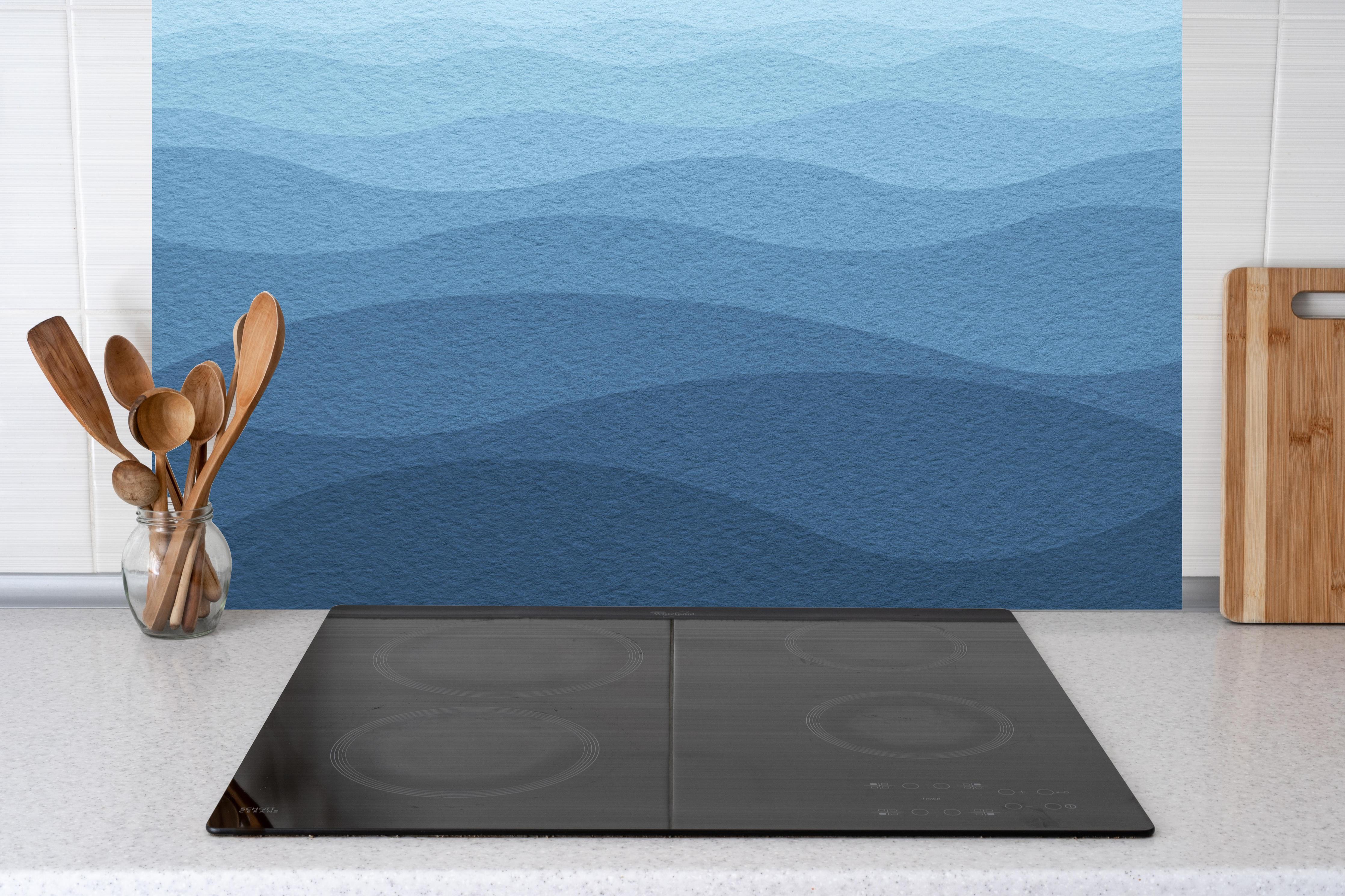 Küche - Sanfte und moderne blau-gradient Wellenstruktur für entspannende Hintergründe hinter weißen Hochglanz-Küchenregalen und schwarzem Wasserhahn