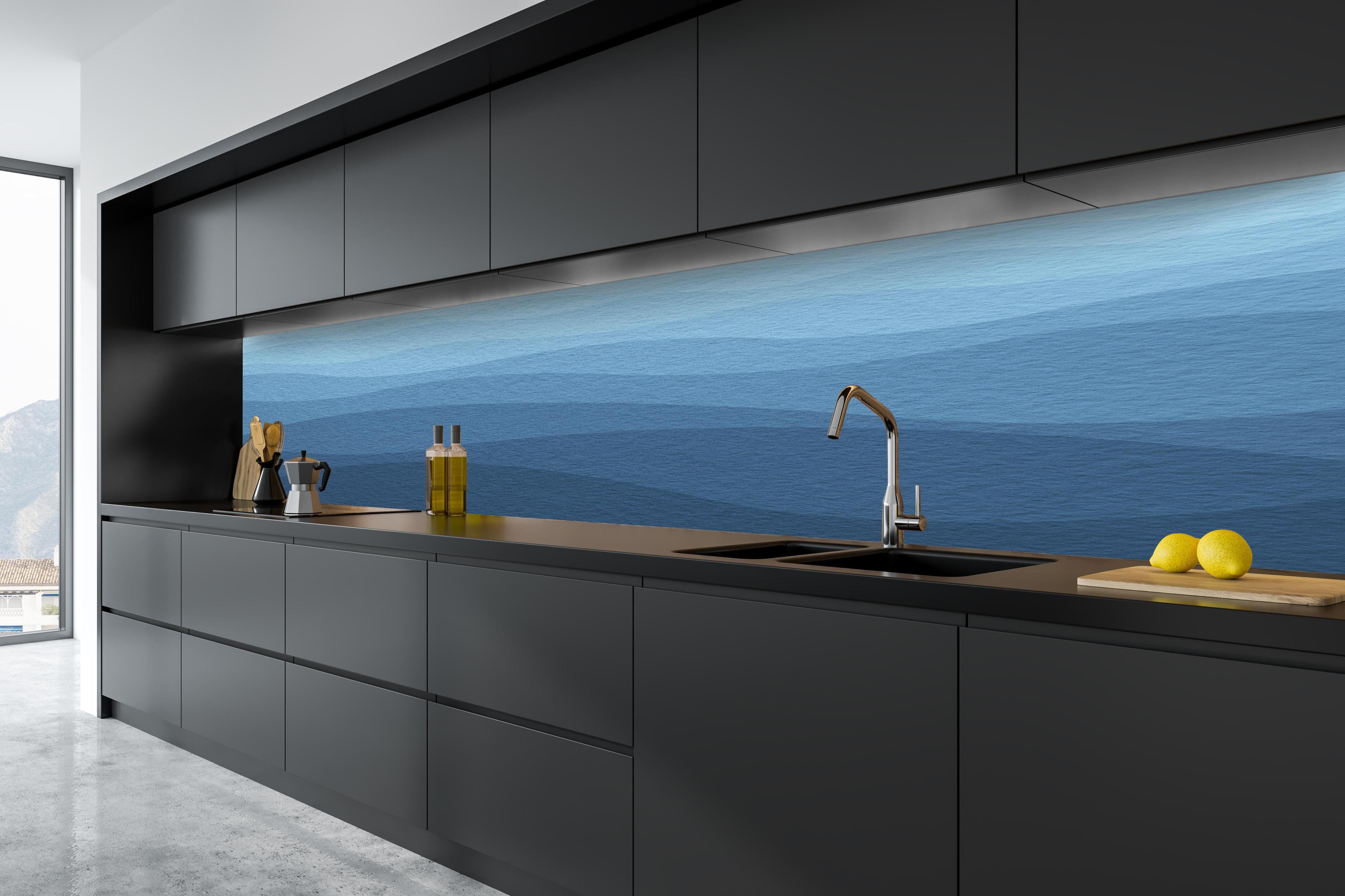 Küche - Sanfte und moderne blau-gradient Wellenstruktur für entspannende Hintergründe hinter weißen Hochglanz-Küchenregalen und schwarzem Wasserhahn