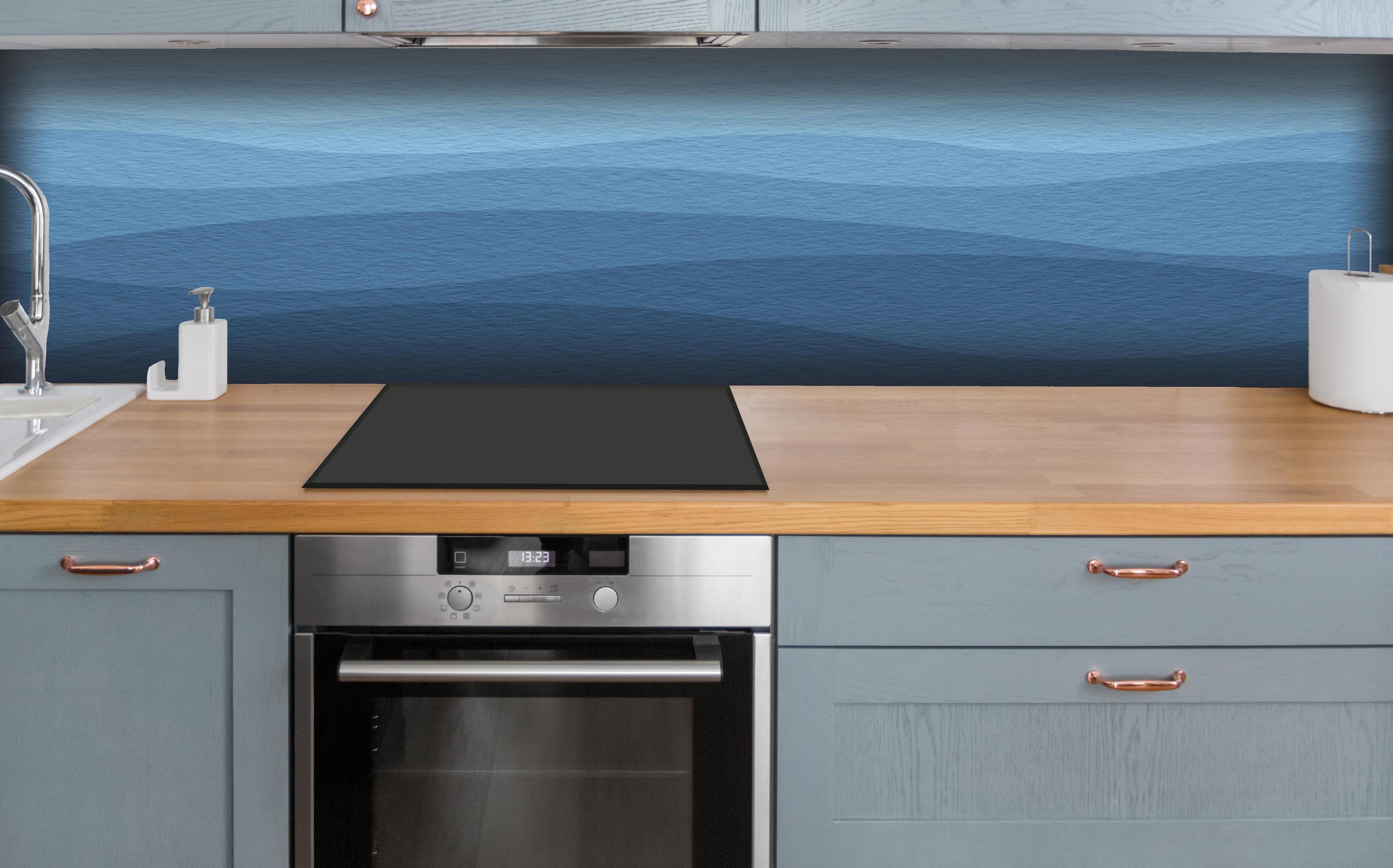 Küche - Sanfte und moderne blau-gradient Wellenstruktur für entspannende Hintergründe hinter weißen Hochglanz-Küchenregalen und schwarzem Wasserhahn