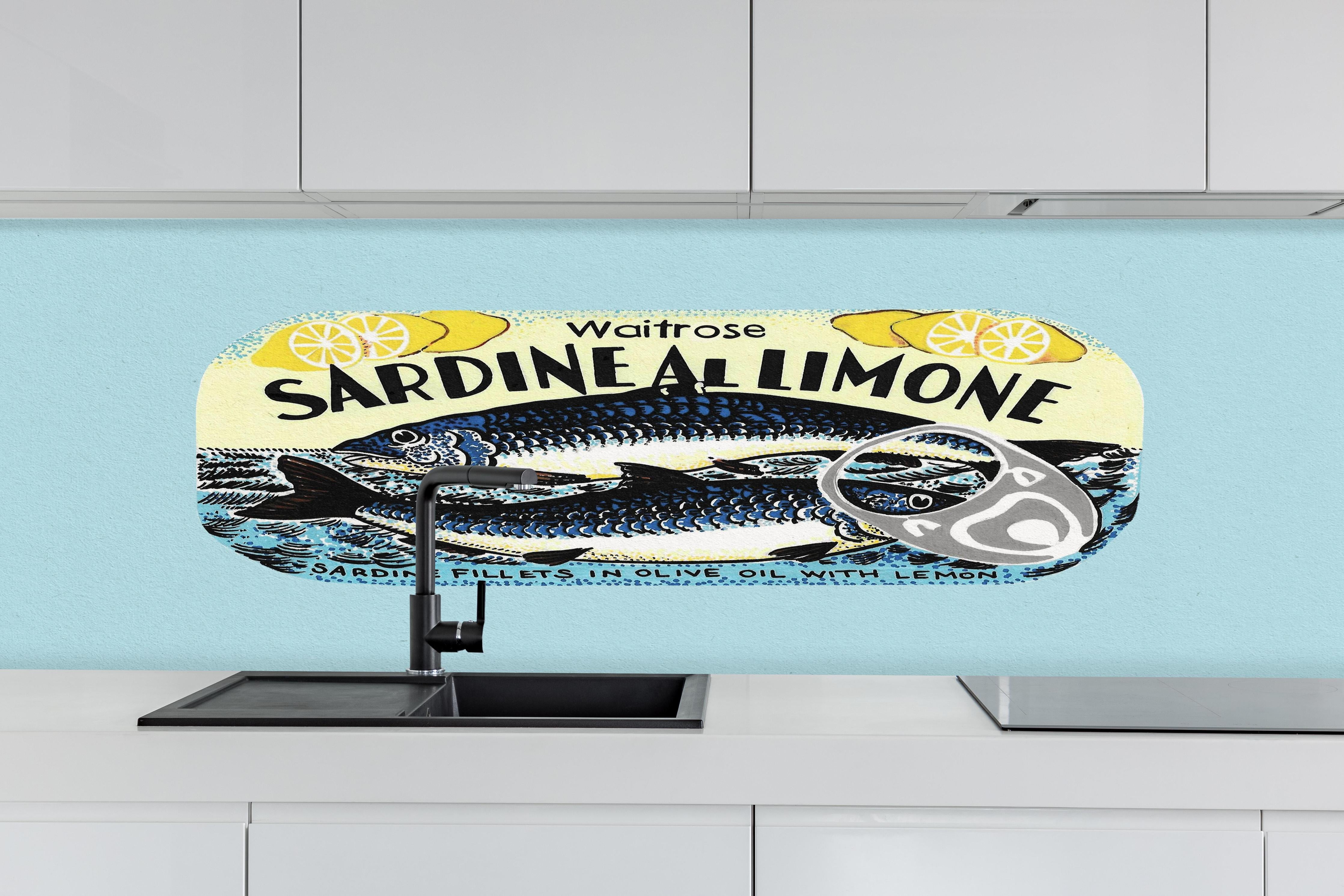 Küche - Sardine Al Limone hinter weißen Hochglanz-Küchenregalen und schwarzem Wasserhahn