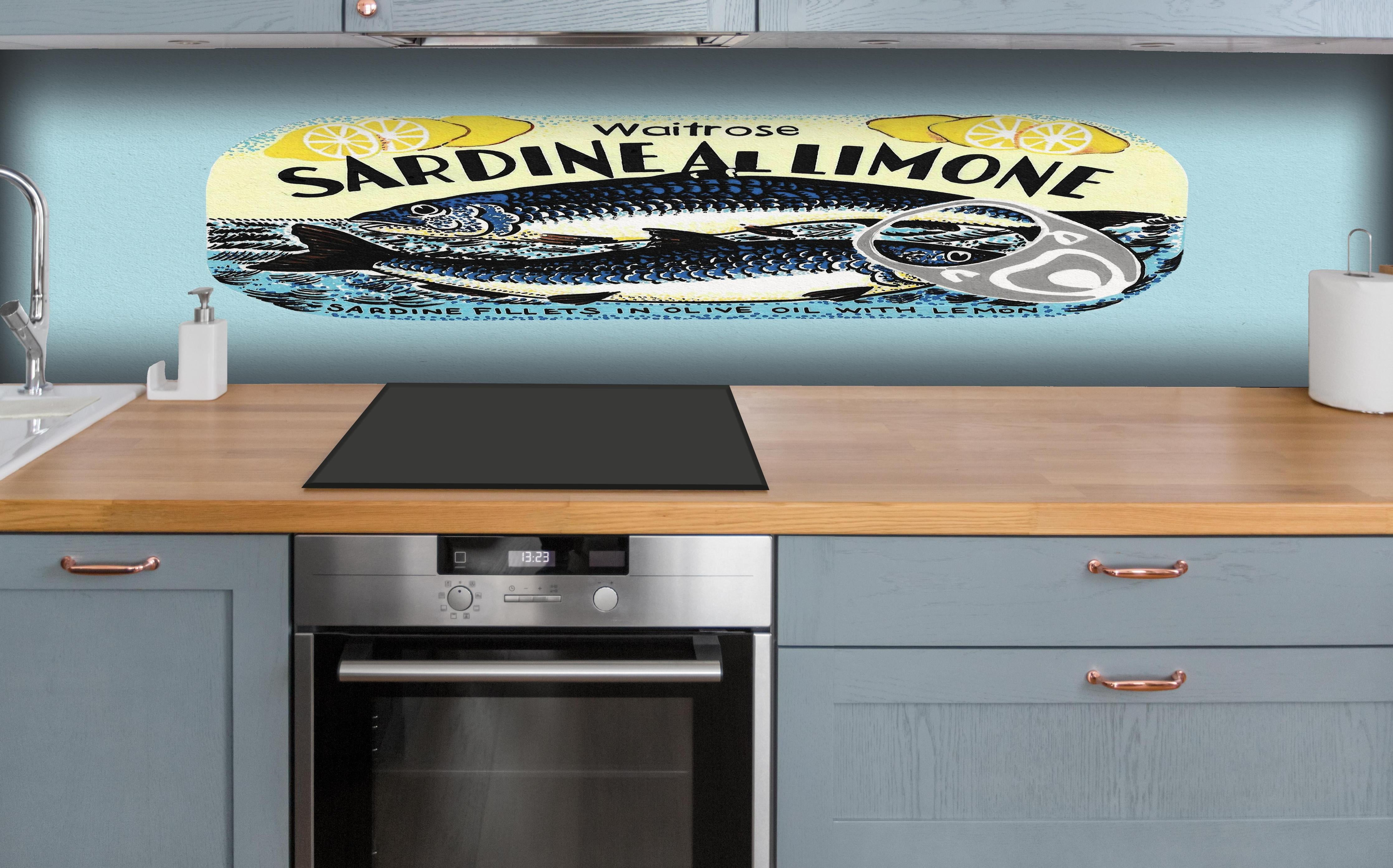 Küche - Sardine Al Limone hinter weißen Hochglanz-Küchenregalen und schwarzem Wasserhahn