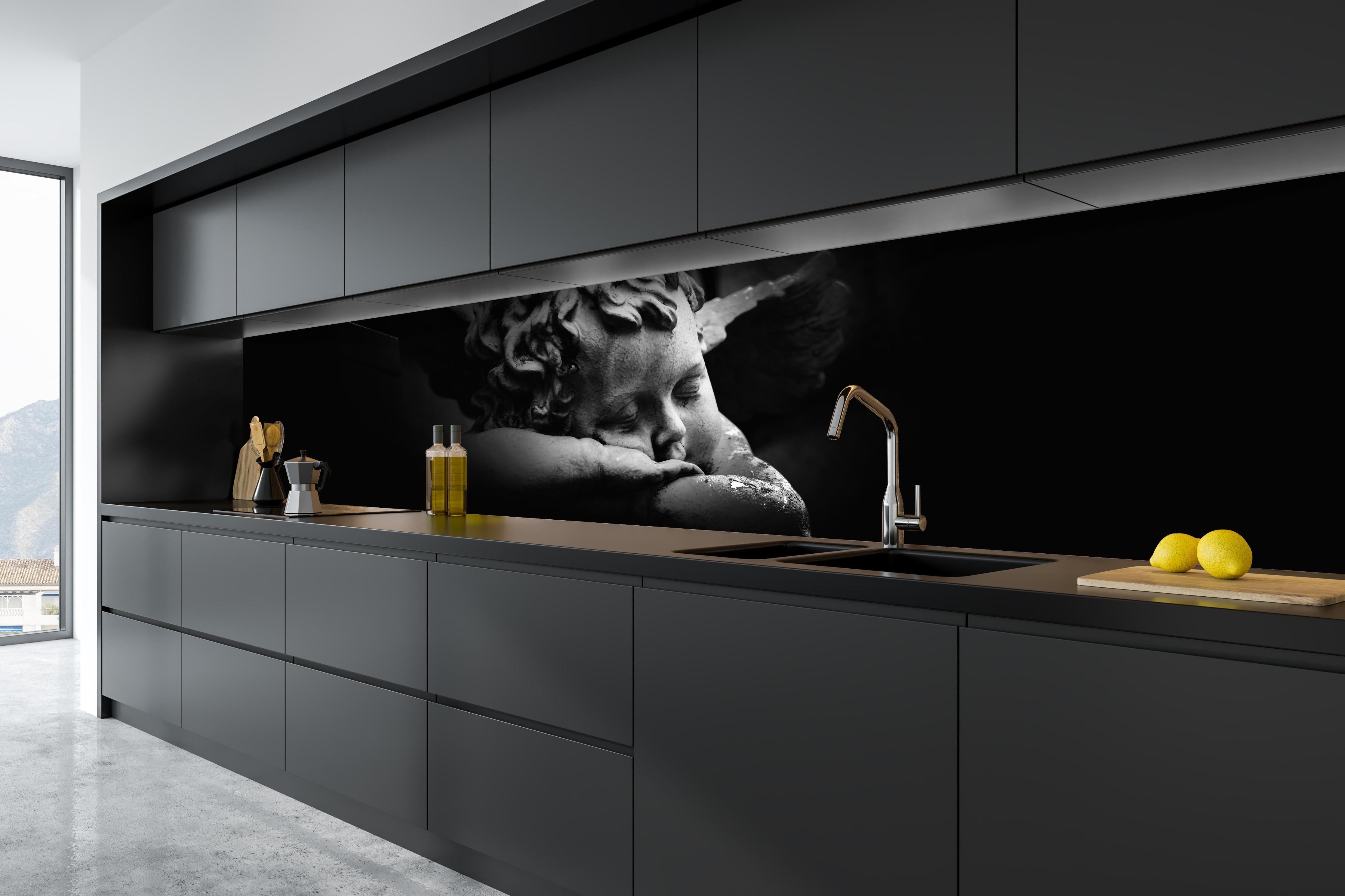 Küche - Schlafender Engel Statue in Schwarz-Weiß hinter weißen Hochglanz-Küchenregalen und schwarzem Wasserhahn