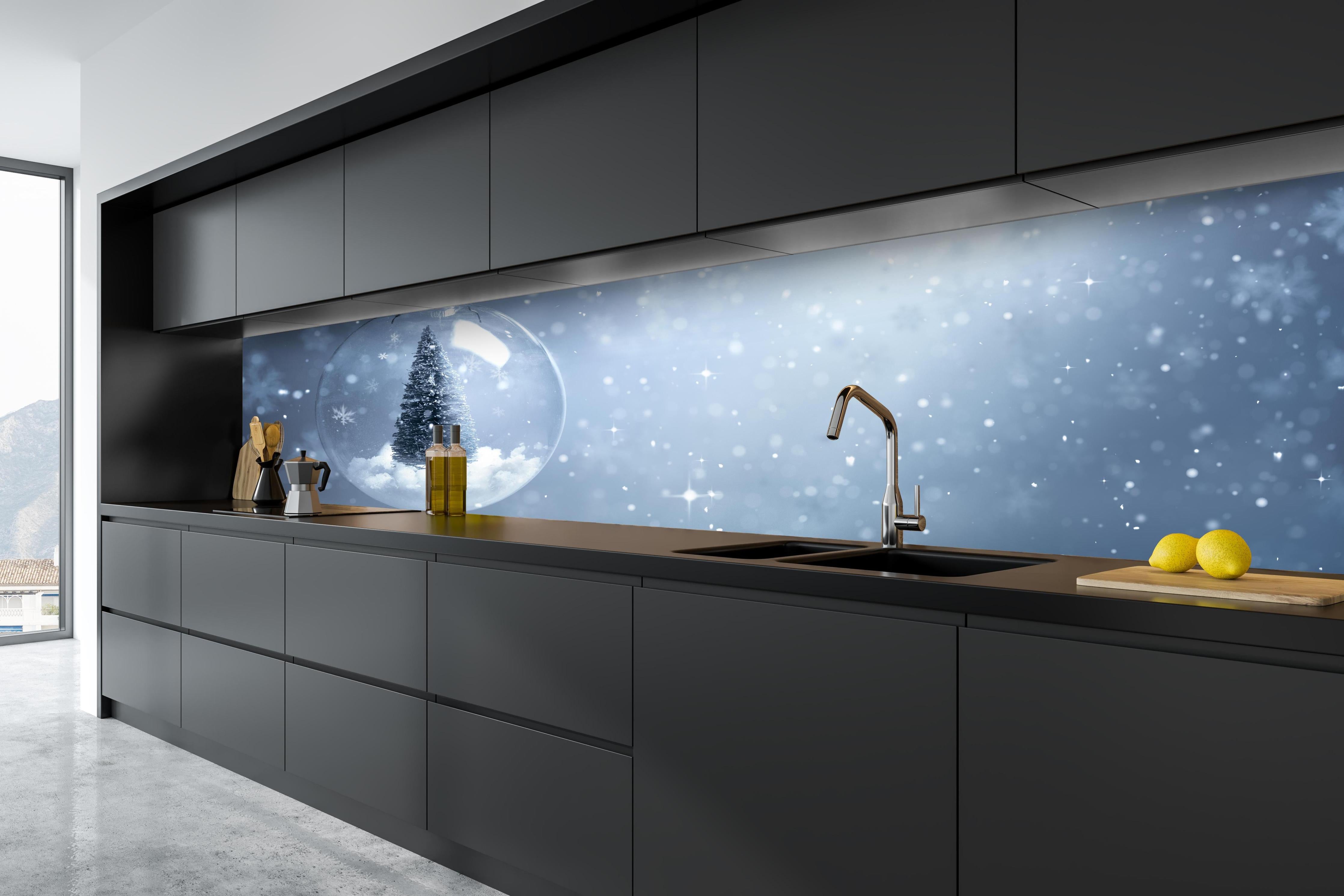 Küche - Schneekugel mit Weihnachtsbaum hinter weißen Hochglanz-Küchenregalen und schwarzem Wasserhahn