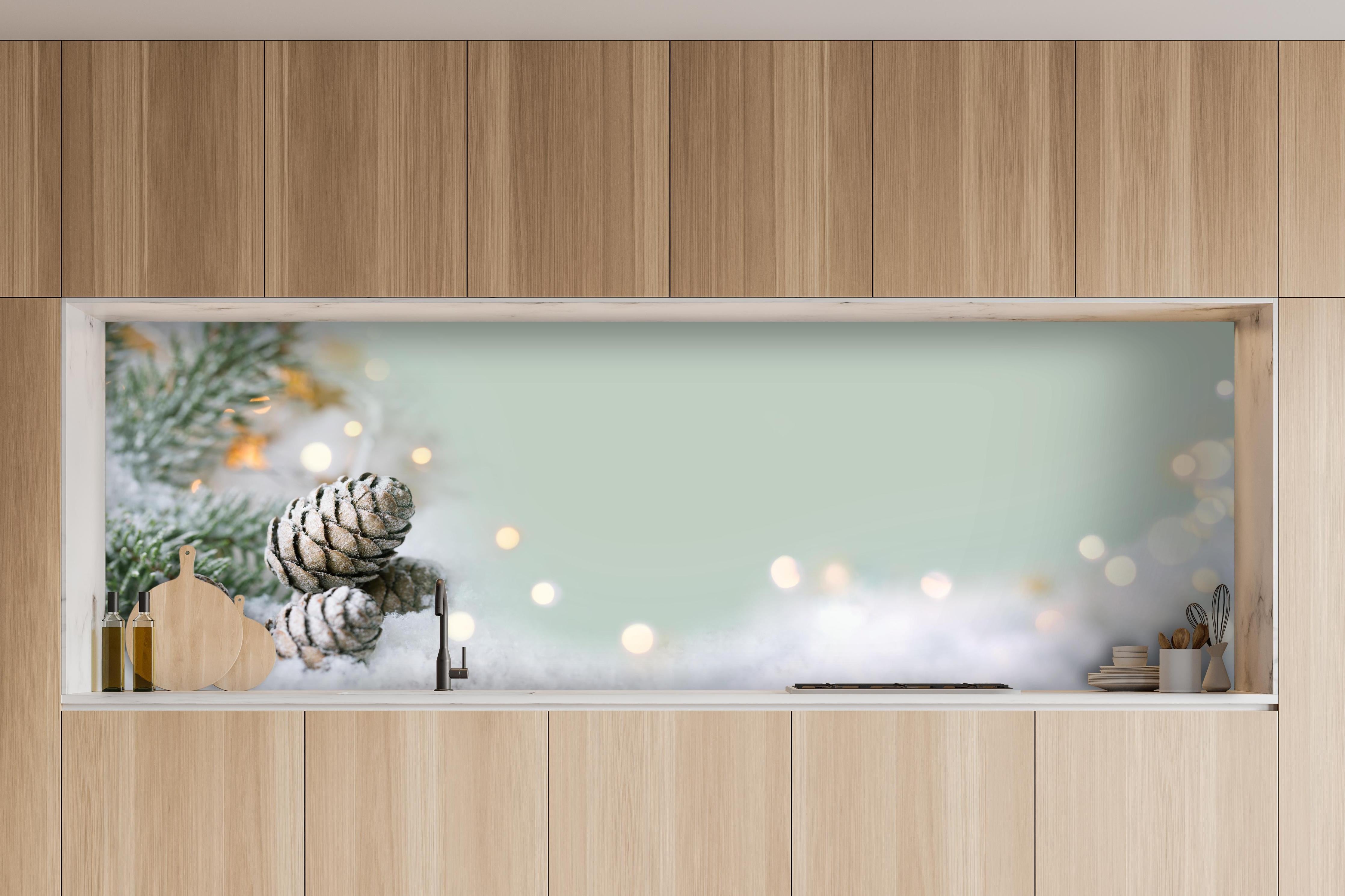 Küche - Schneelandschaft zu Weihnachten hinter weißen Hochglanz-Küchenregalen und schwarzem Wasserhahn