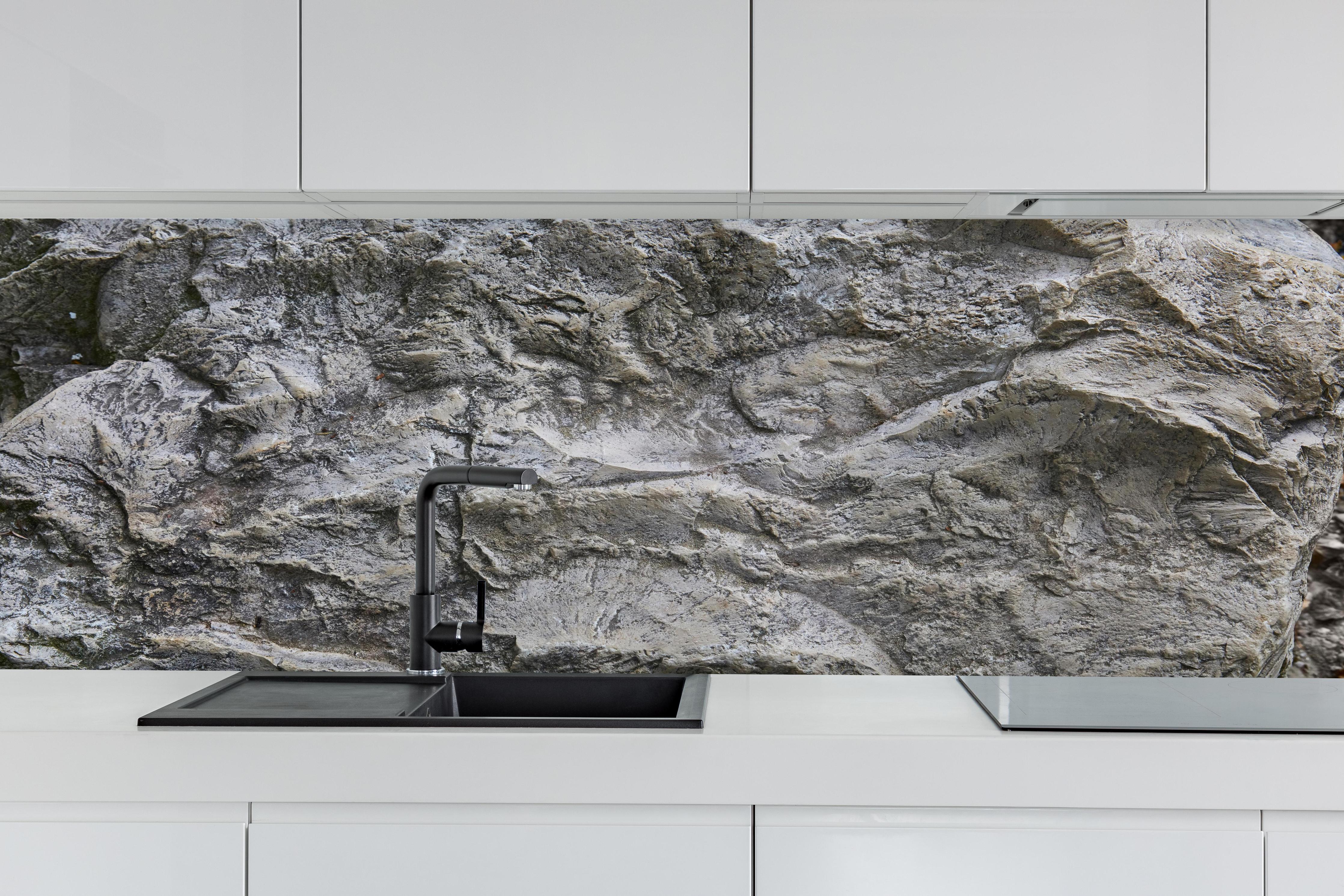 Küche - Schöne Felsstruktur - Granit hinter weißen Hochglanz-Küchenregalen und schwarzem Wasserhahn
