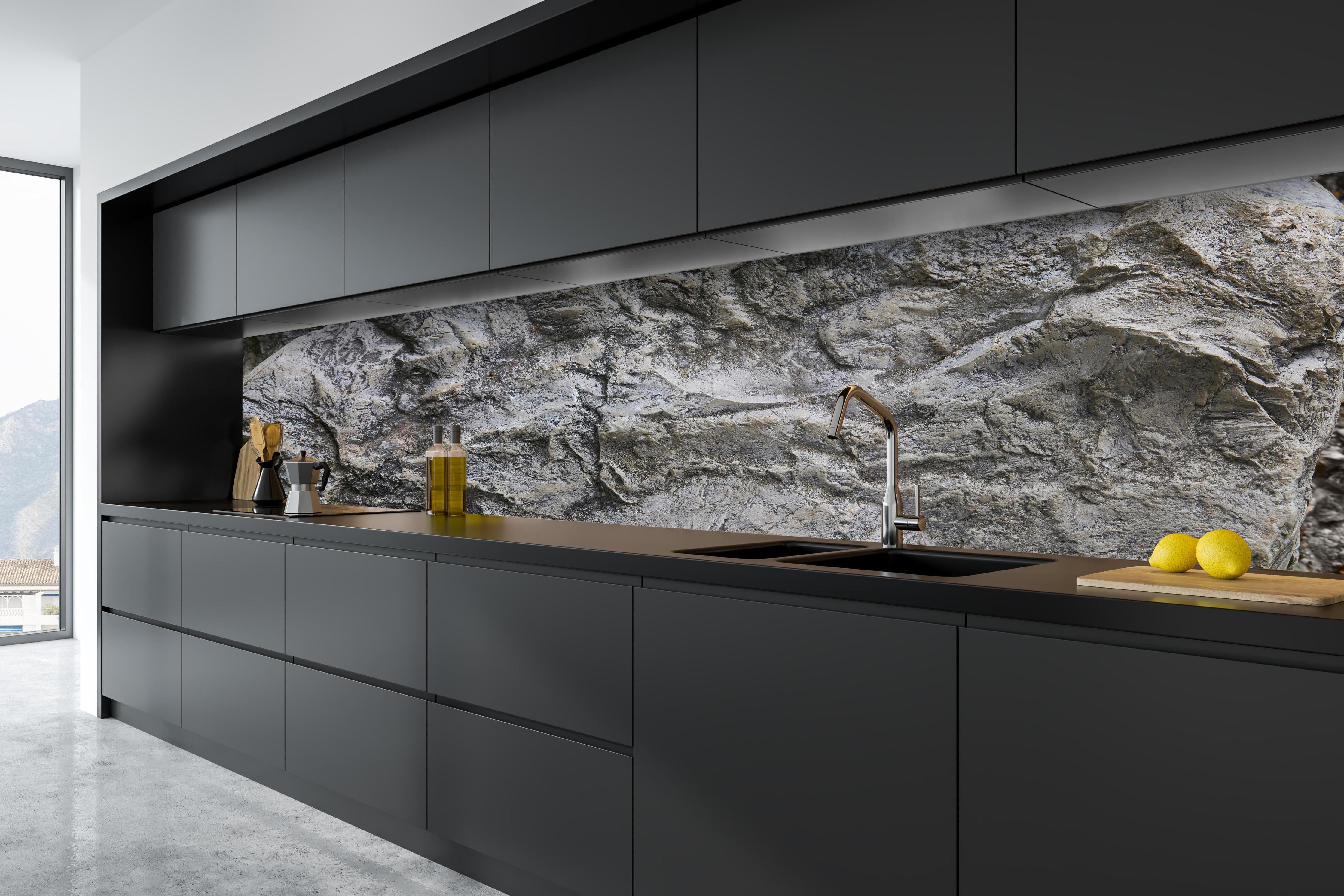 Küche - Schöne Felsstruktur - Granit hinter weißen Hochglanz-Küchenregalen und schwarzem Wasserhahn