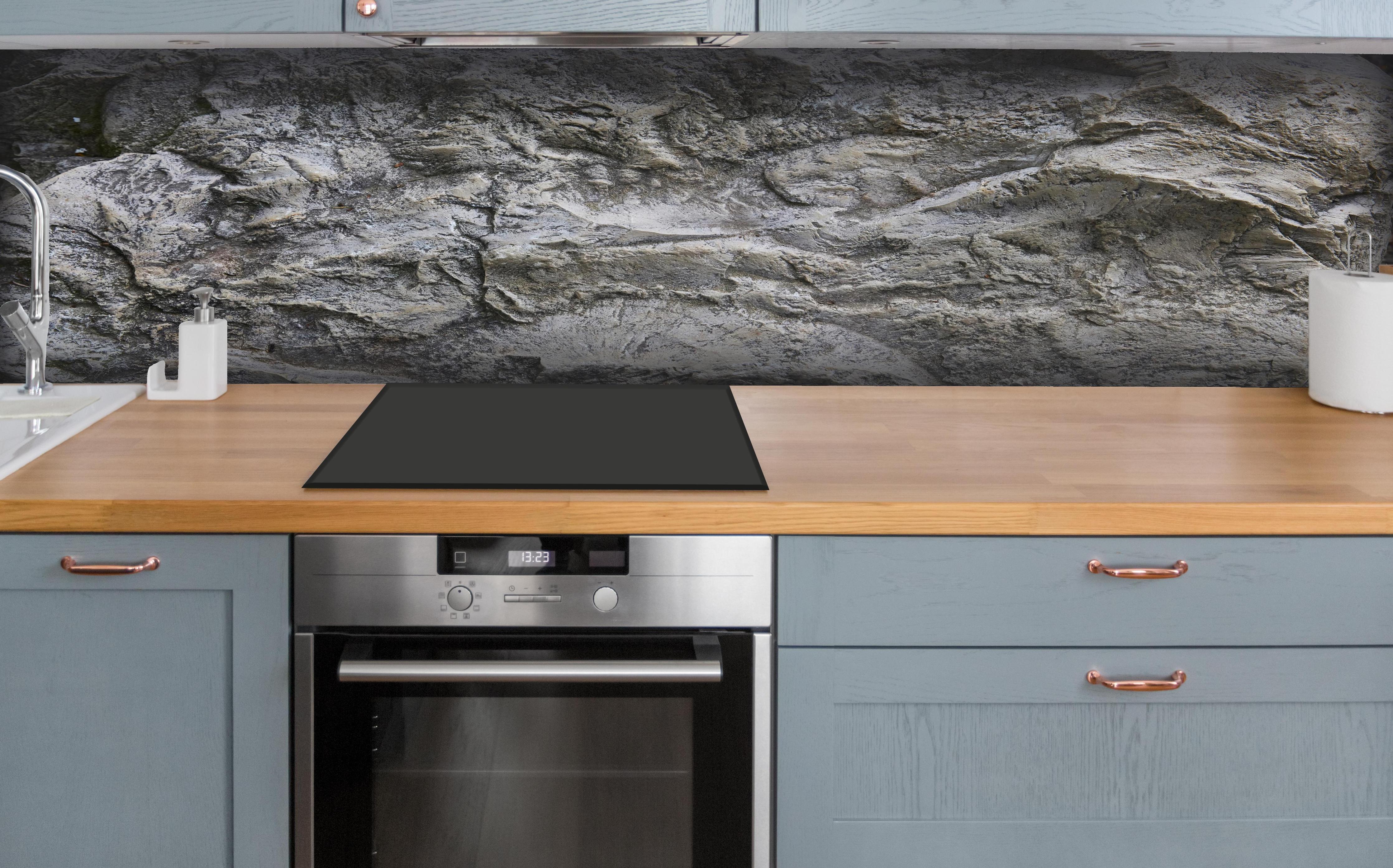 Küche - Schöne Felsstruktur - Granit hinter weißen Hochglanz-Küchenregalen und schwarzem Wasserhahn