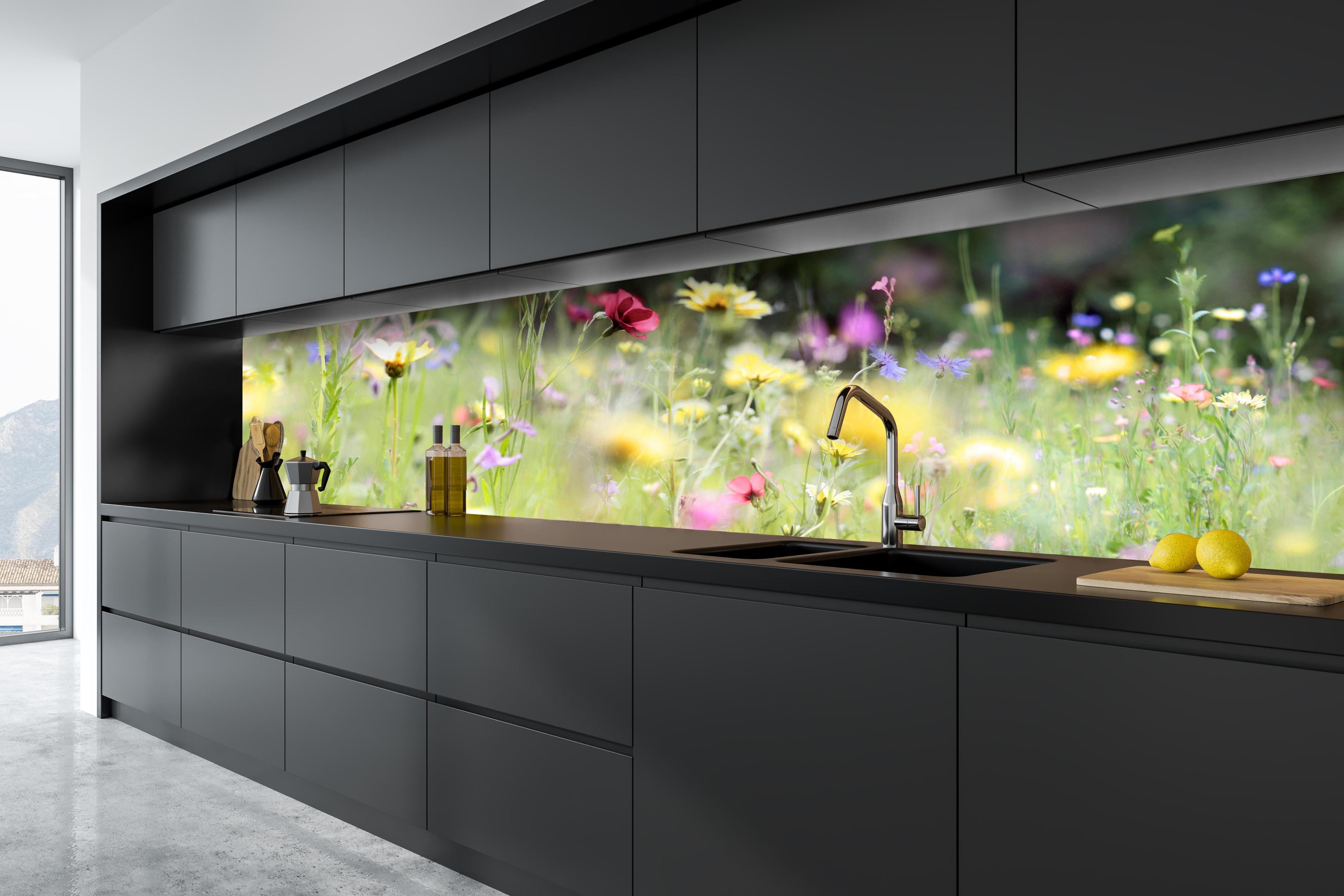 Küche - Schöne Wildblumenwiese hinter weißen Hochglanz-Küchenregalen und schwarzem Wasserhahn