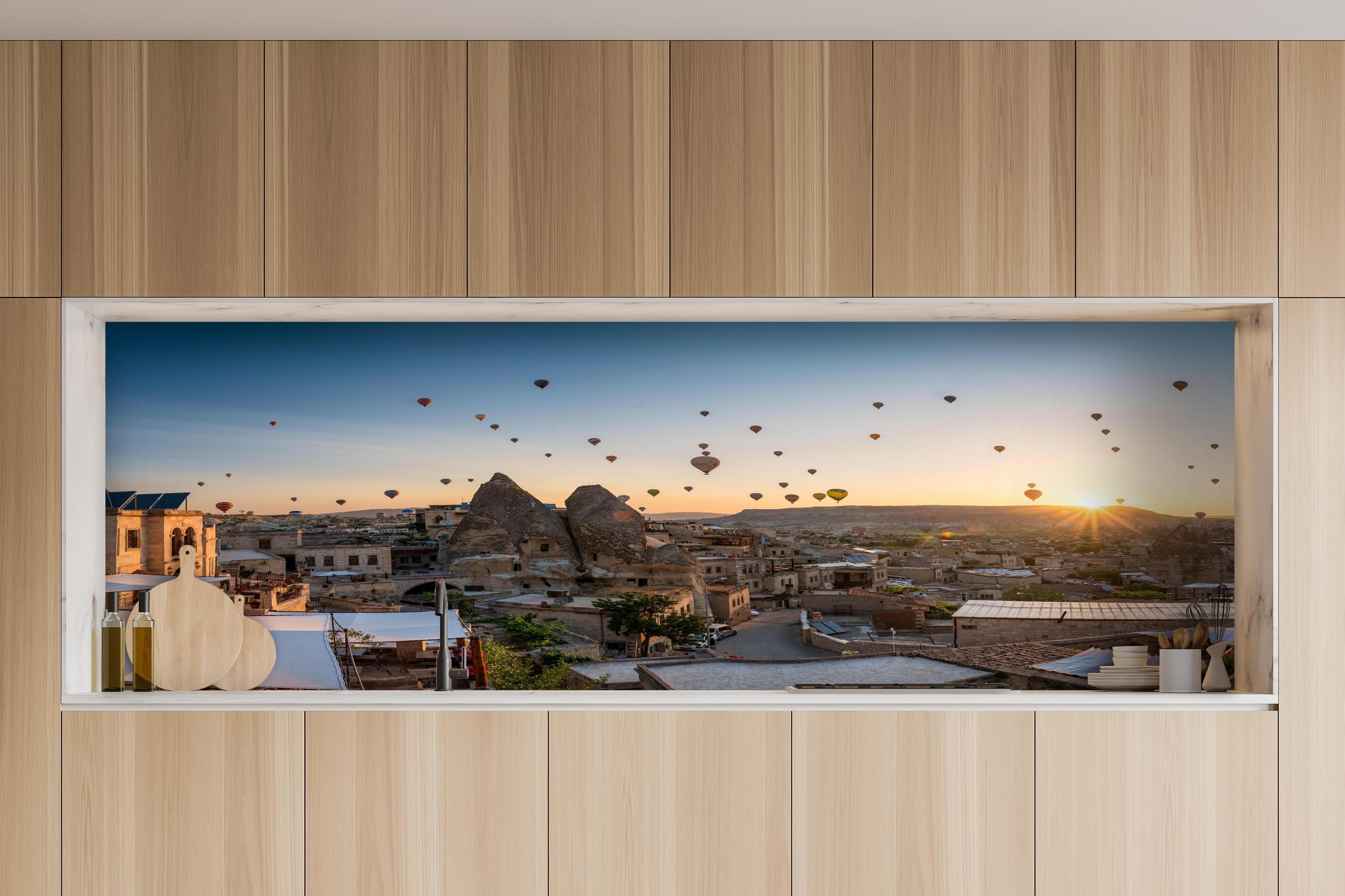 Küche - Schöner Sonnenaufgang - Kappadokien, Türkei hinter weißen Hochglanz-Küchenregalen und schwarzem Wasserhahn