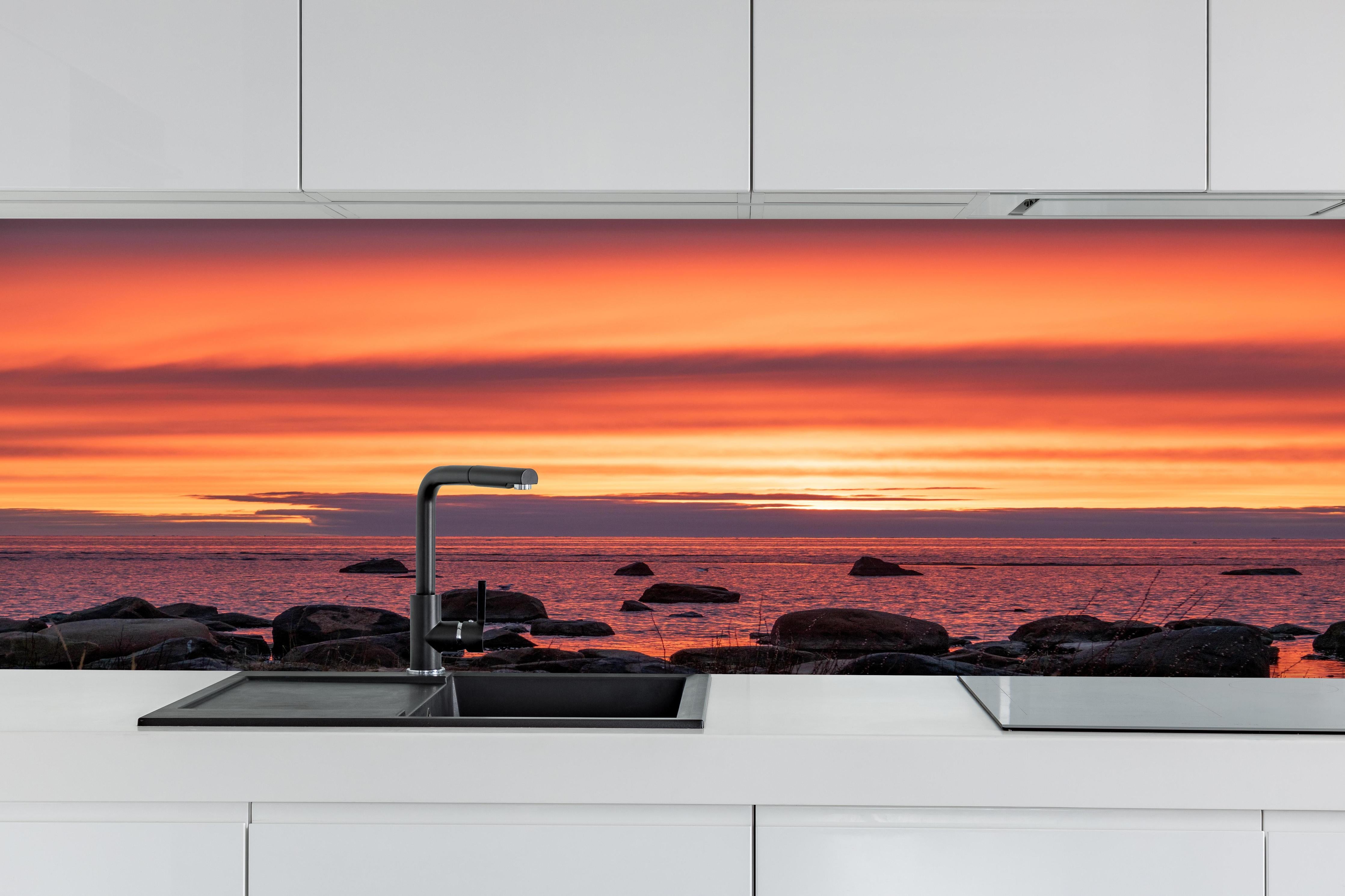 Küche - Schöner Sonnenuntergang am Meer hinter weißen Hochglanz-Küchenregalen und schwarzem Wasserhahn
