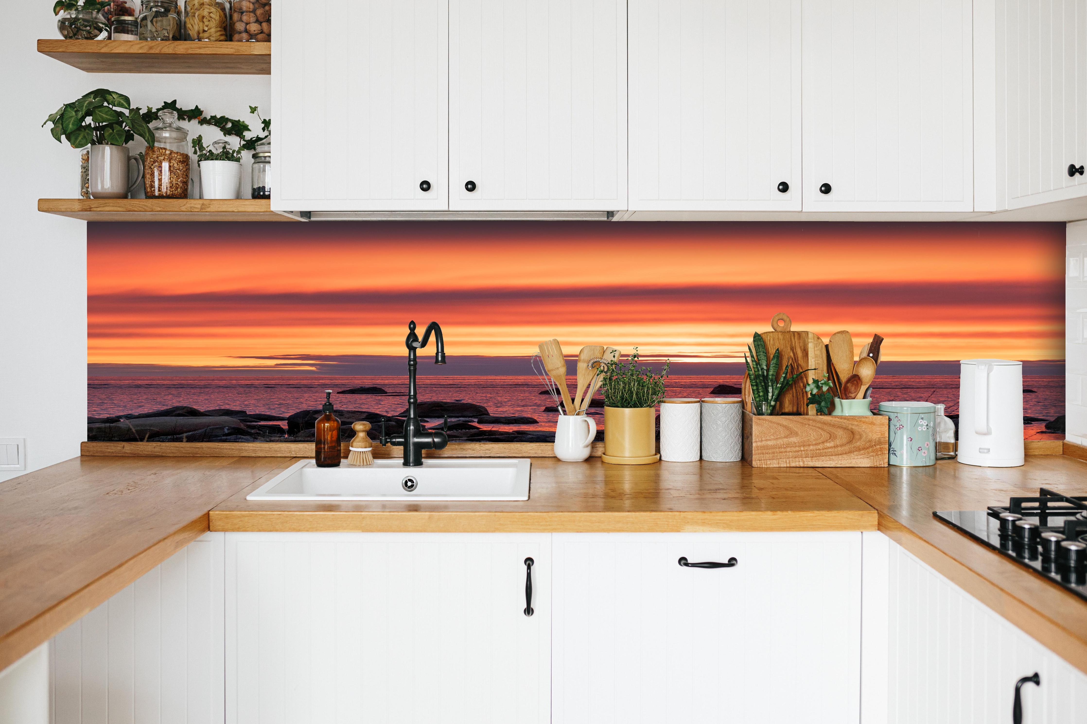 Küche - Schöner Sonnenuntergang am Meer hinter weißen Hochglanz-Küchenregalen und schwarzem Wasserhahn