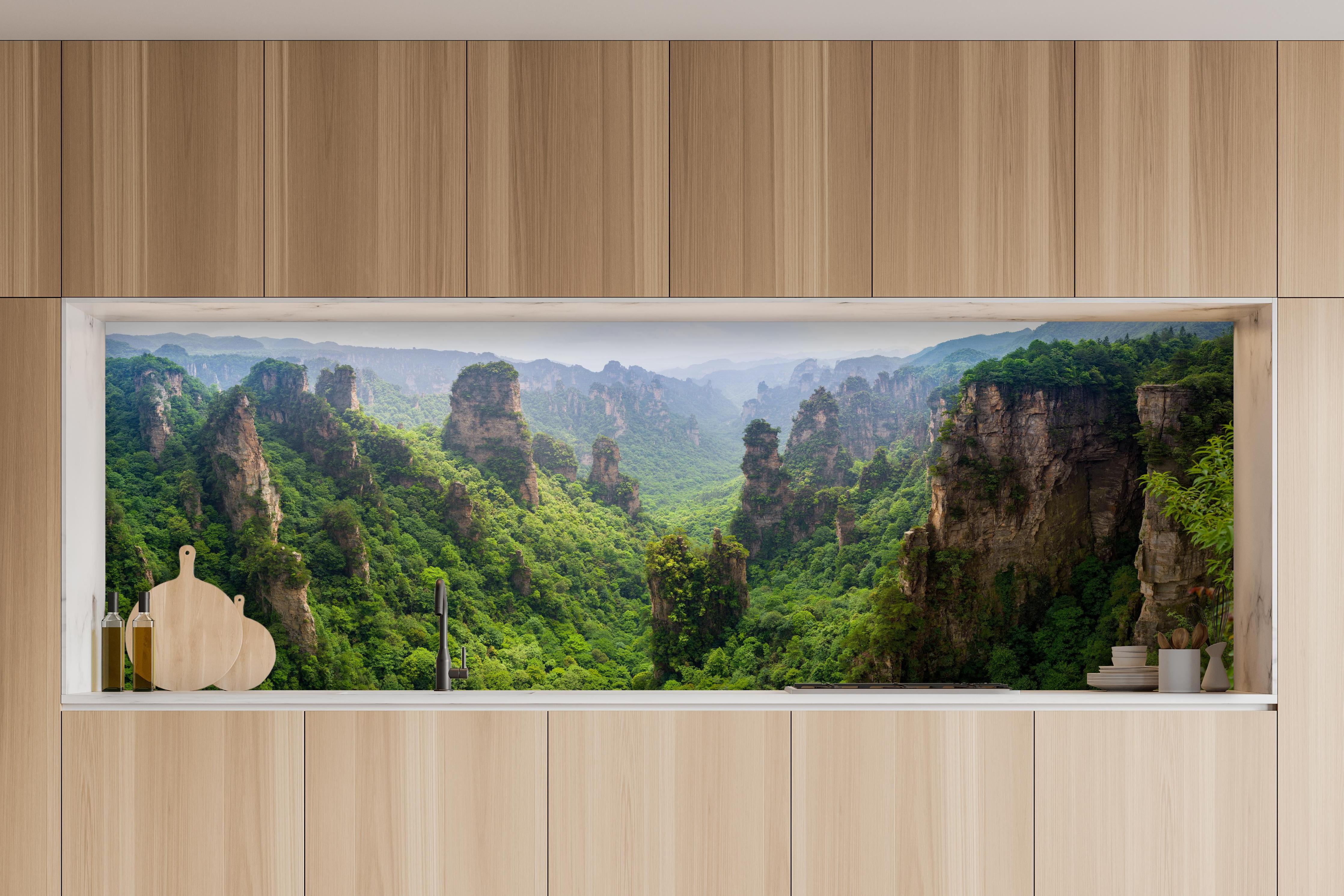 Küche - Schönes Panorama der Karstberge hinter weißen Hochglanz-Küchenregalen und schwarzem Wasserhahn