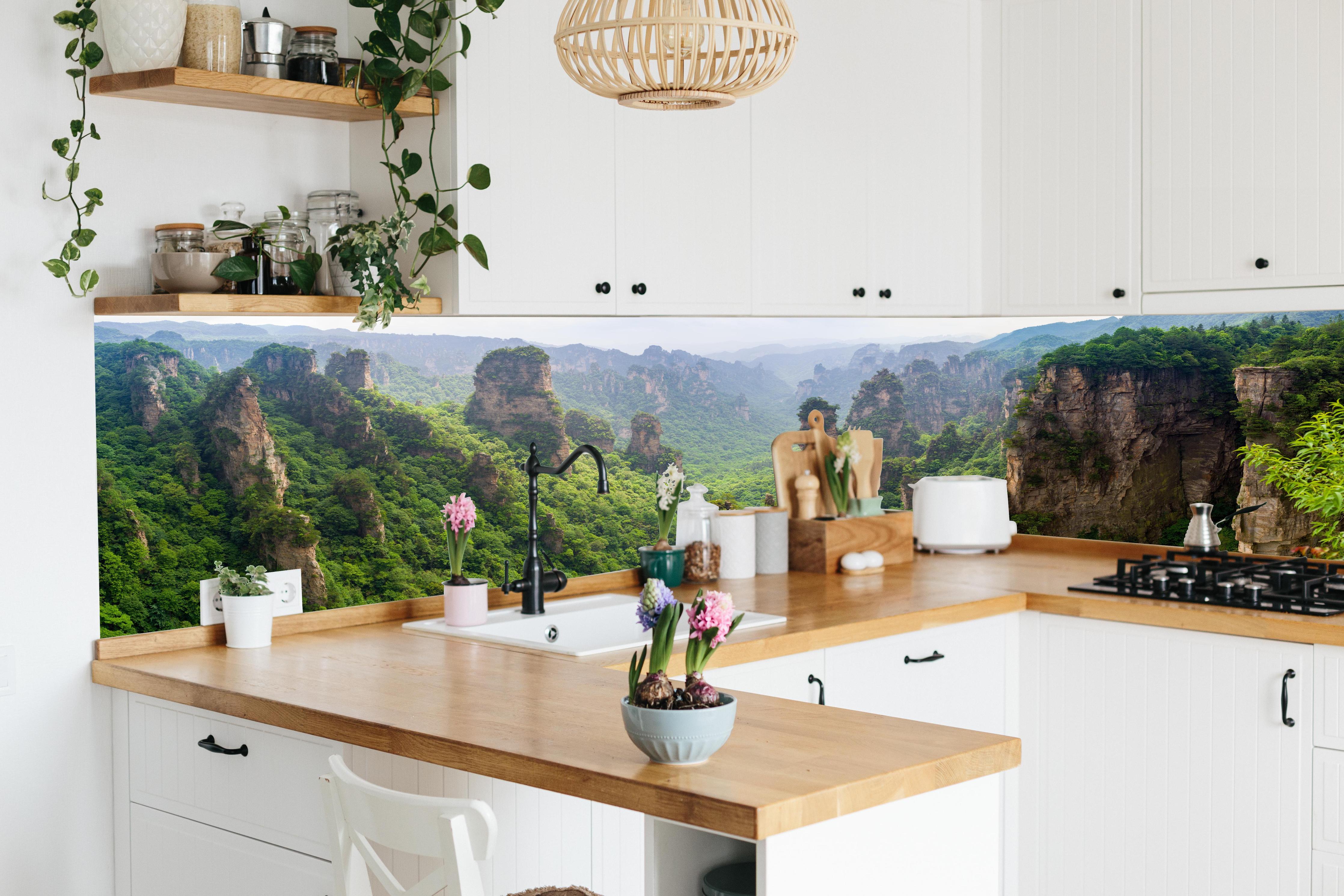 Küche - Schönes Panorama der Karstberge hinter weißen Hochglanz-Küchenregalen und schwarzem Wasserhahn