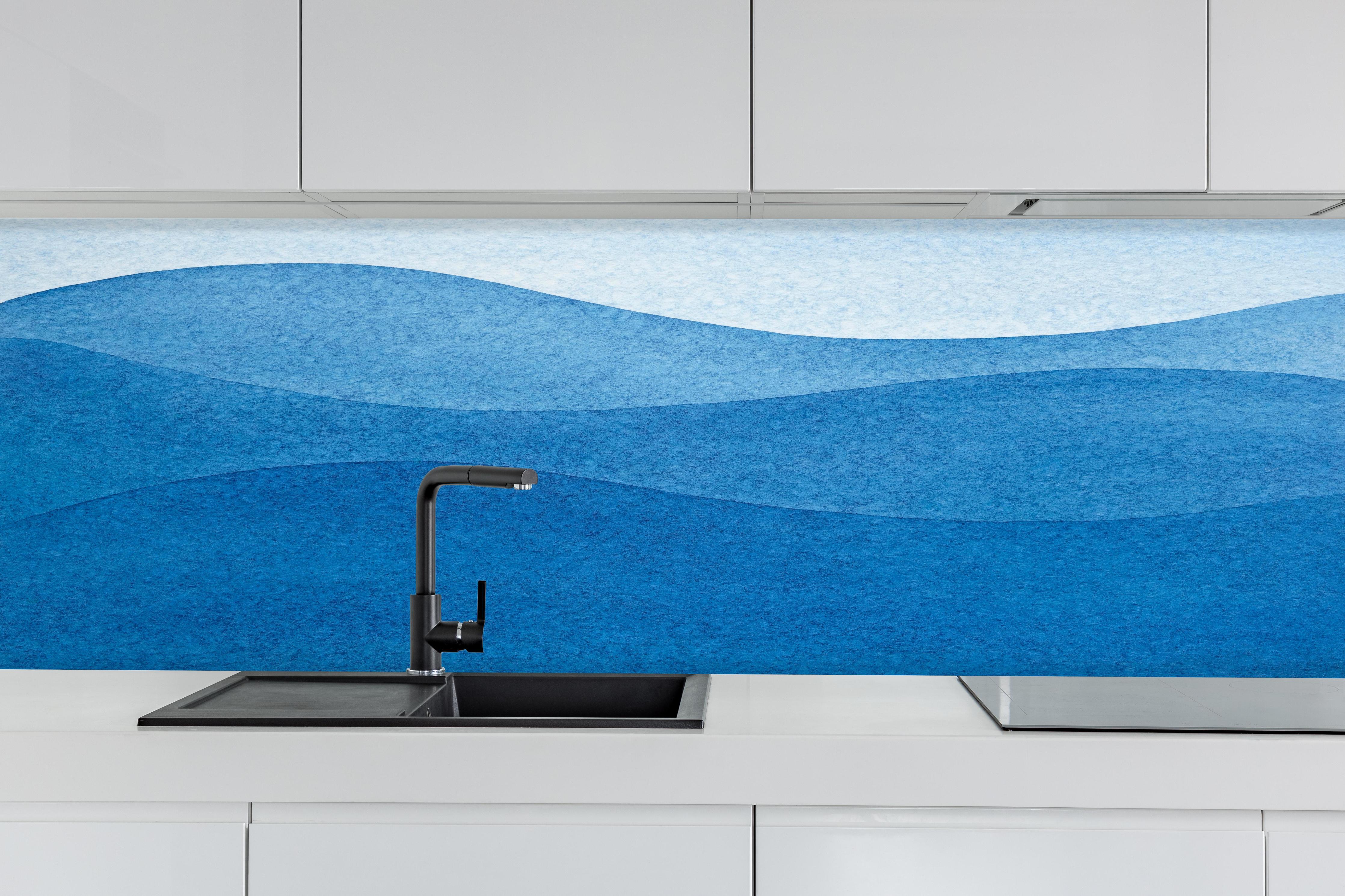 Küche - Schönes abstraktes Wellenmuster in verschiedenen Blautönen hinter weißen Hochglanz-Küchenregalen und schwarzem Wasserhahn