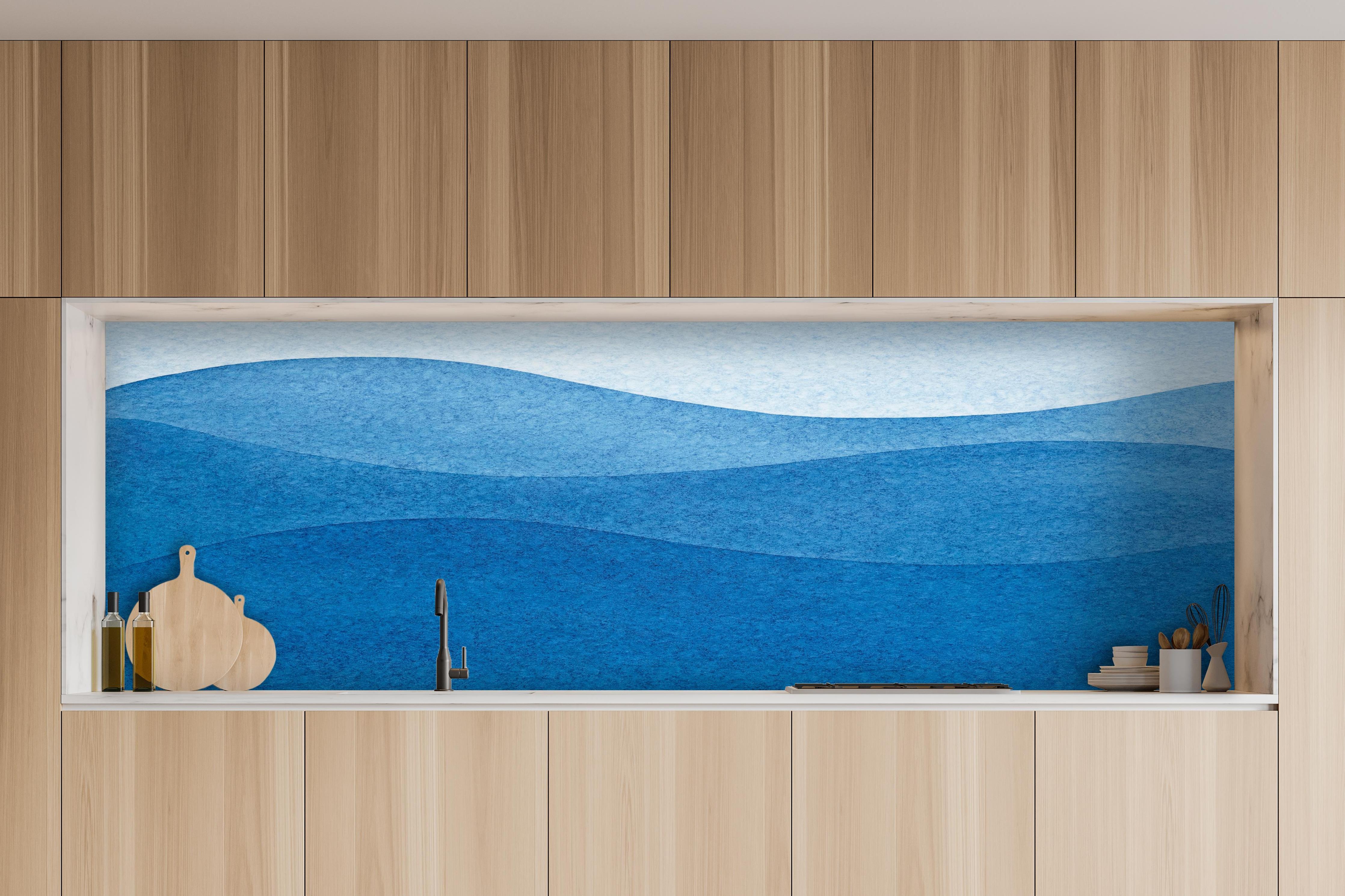 Küche - Schönes abstraktes Wellenmuster in verschiedenen Blautönen hinter weißen Hochglanz-Küchenregalen und schwarzem Wasserhahn