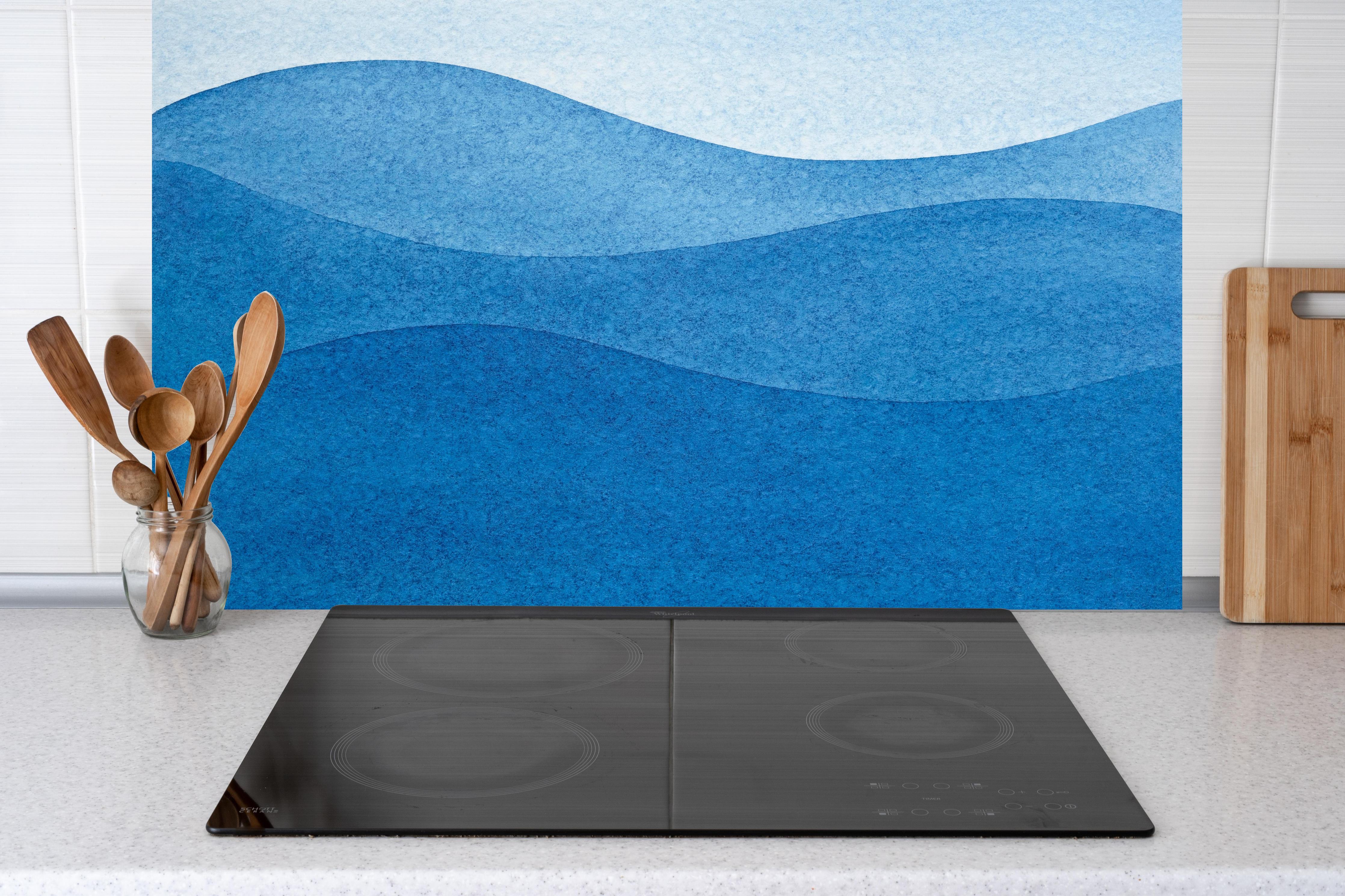 Küche - Schönes abstraktes Wellenmuster in verschiedenen Blautönen hinter weißen Hochglanz-Küchenregalen und schwarzem Wasserhahn