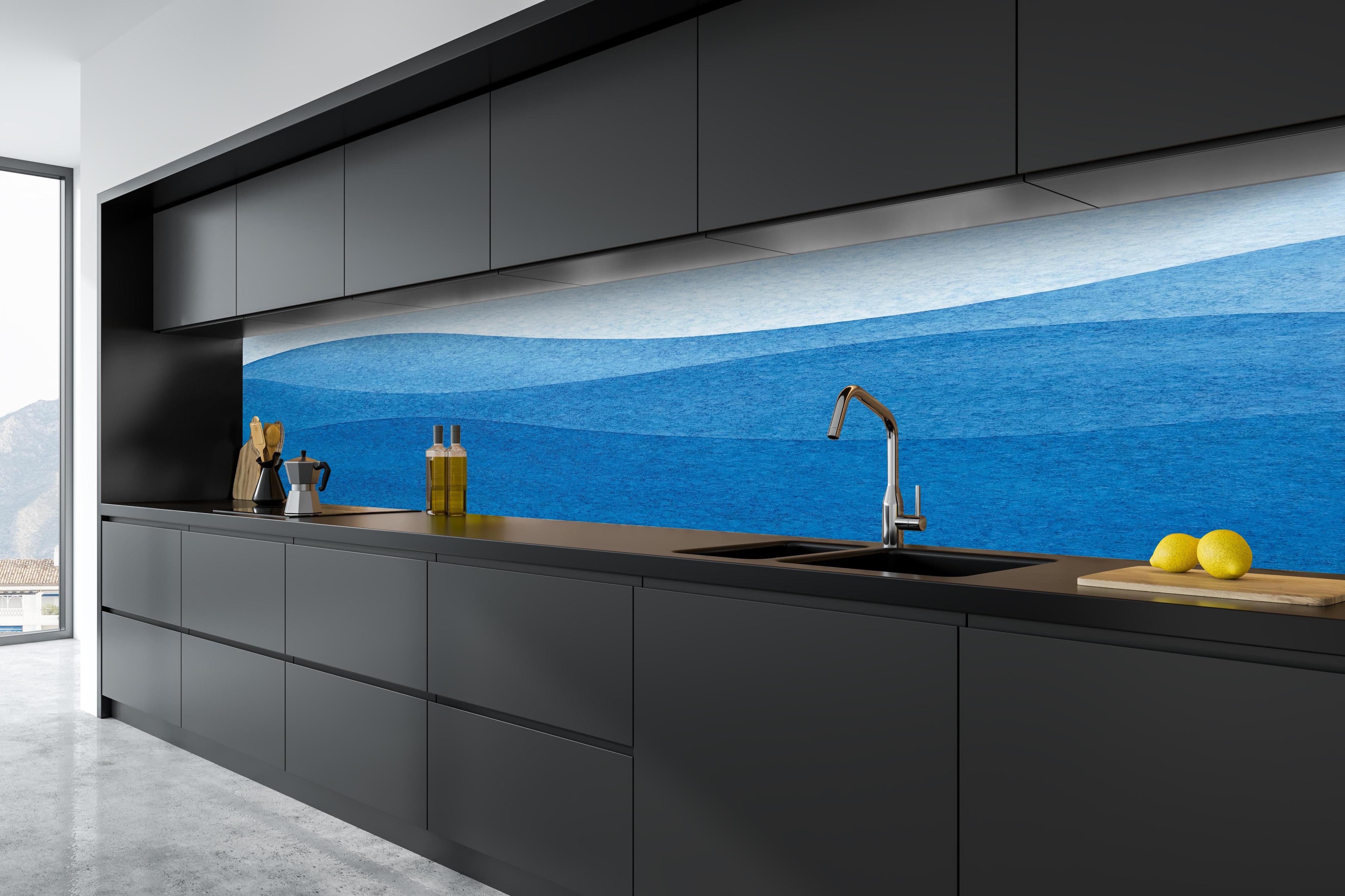 Küche - Schönes abstraktes Wellenmuster in verschiedenen Blautönen hinter weißen Hochglanz-Küchenregalen und schwarzem Wasserhahn