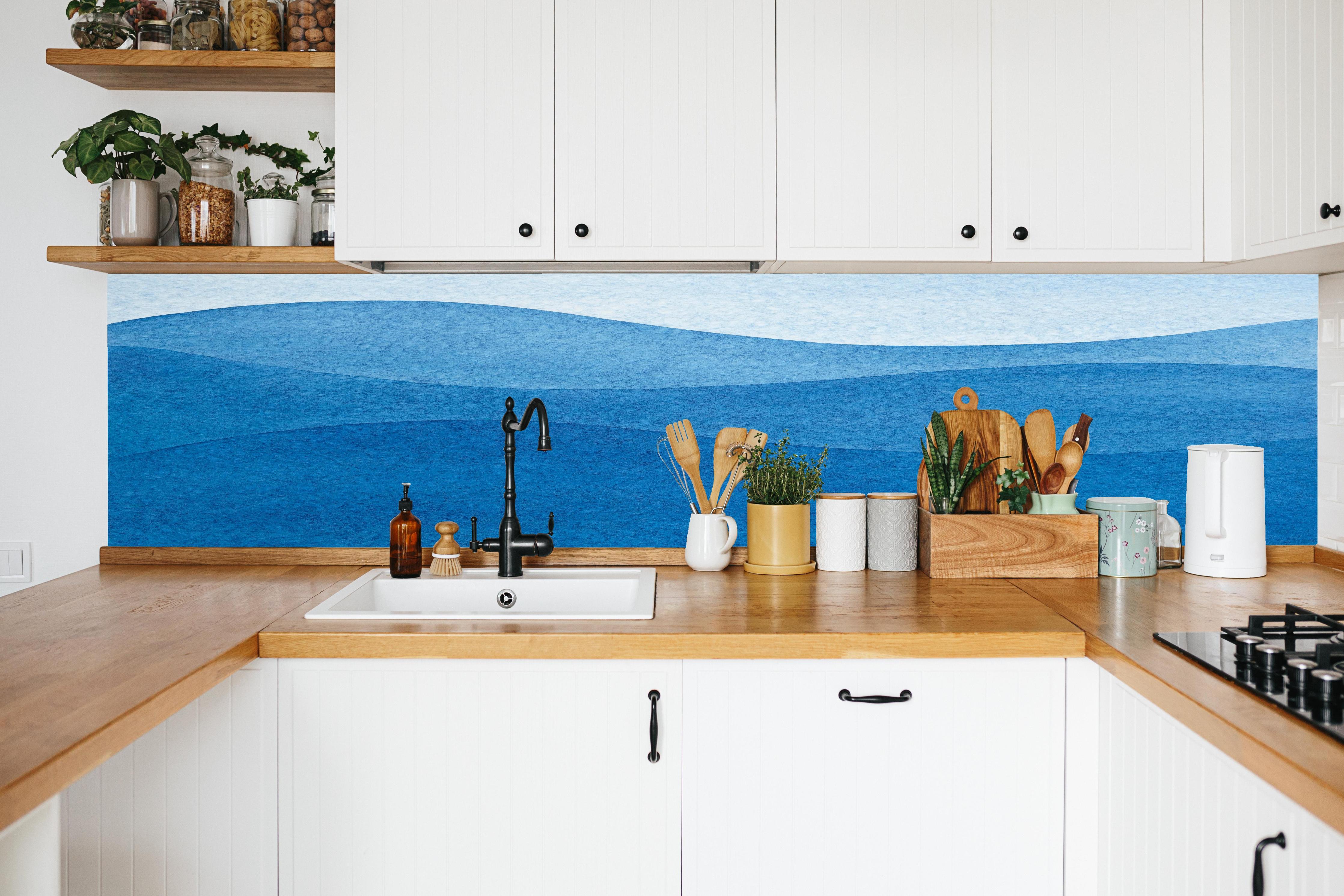 Küche - Schönes abstraktes Wellenmuster in verschiedenen Blautönen hinter weißen Hochglanz-Küchenregalen und schwarzem Wasserhahn