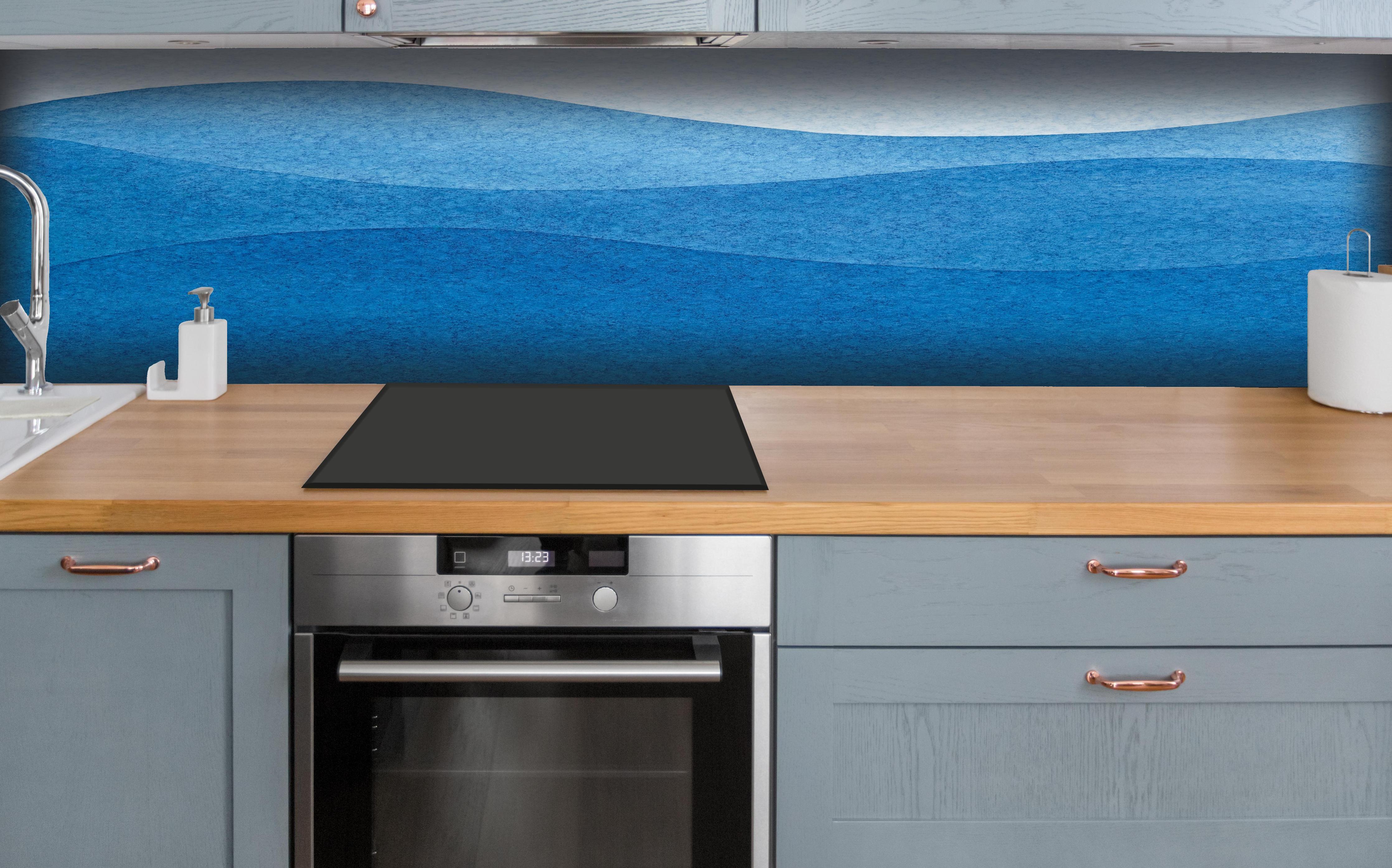 Küche - Schönes abstraktes Wellenmuster in verschiedenen Blautönen hinter weißen Hochglanz-Küchenregalen und schwarzem Wasserhahn