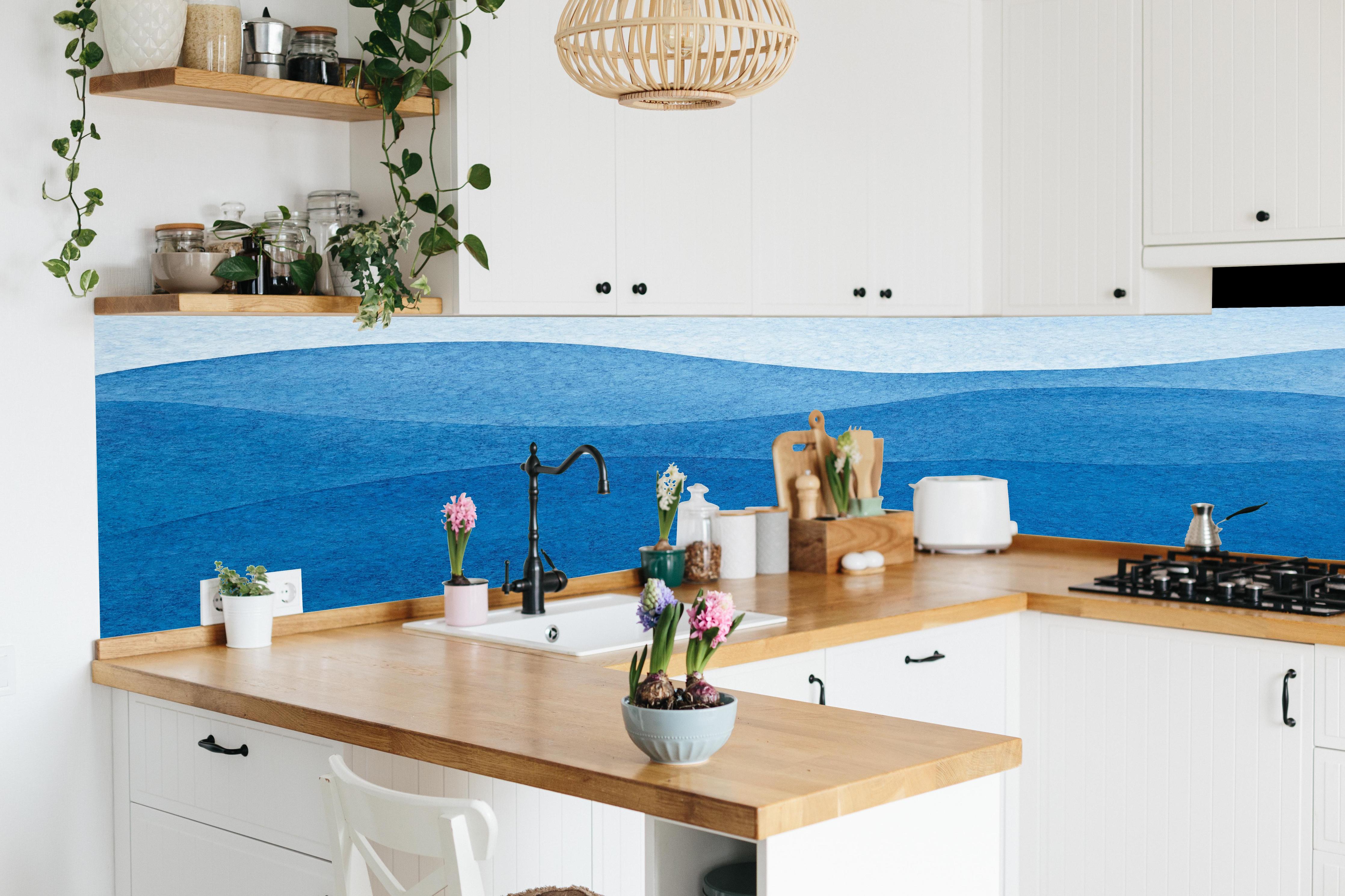 Küche - Schönes abstraktes Wellenmuster in verschiedenen Blautönen hinter weißen Hochglanz-Küchenregalen und schwarzem Wasserhahn