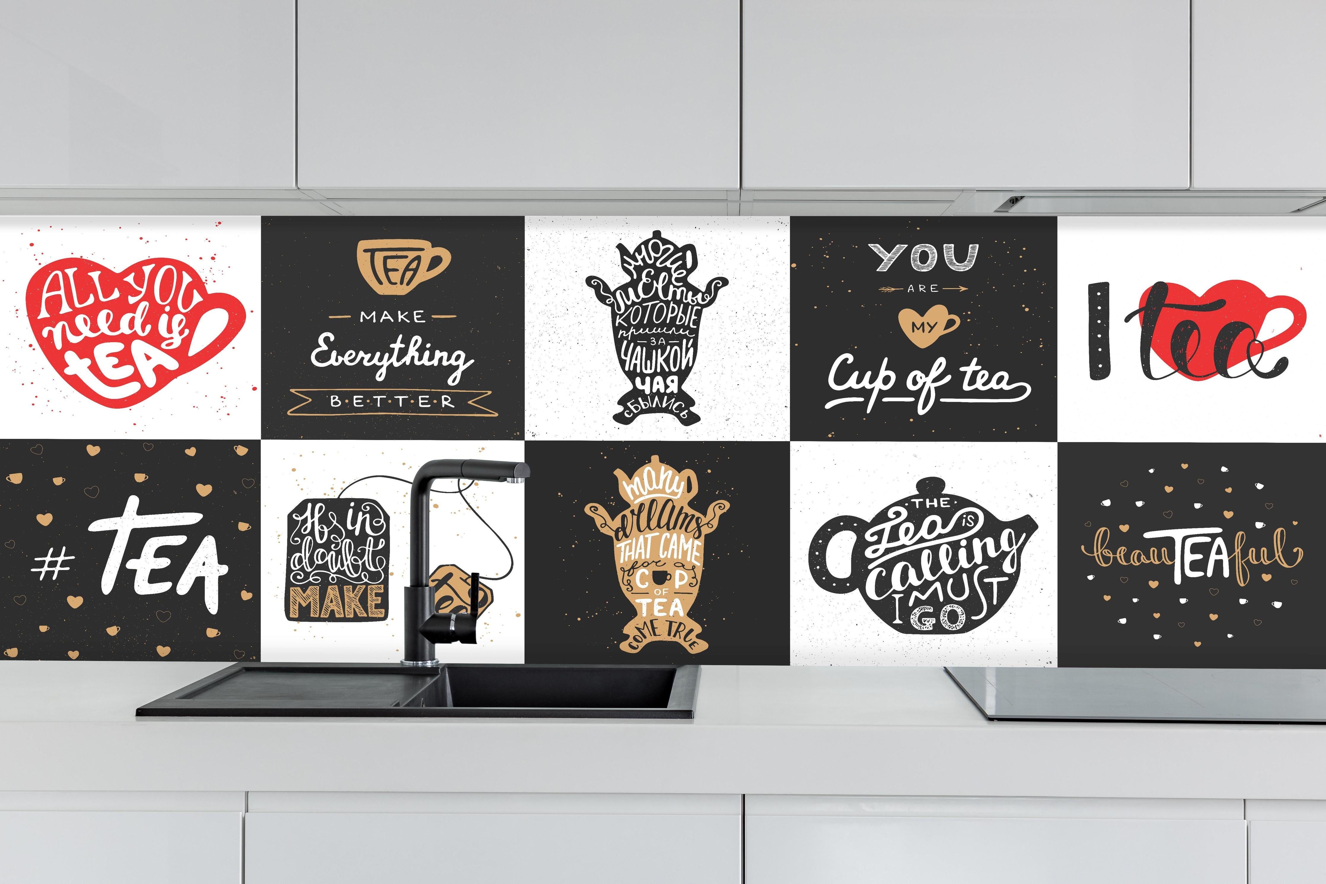 Küche - Schriftzug Sammlung für Tee Enthusiasten hinter weißen Hochglanz-Küchenregalen und schwarzem Wasserhahn