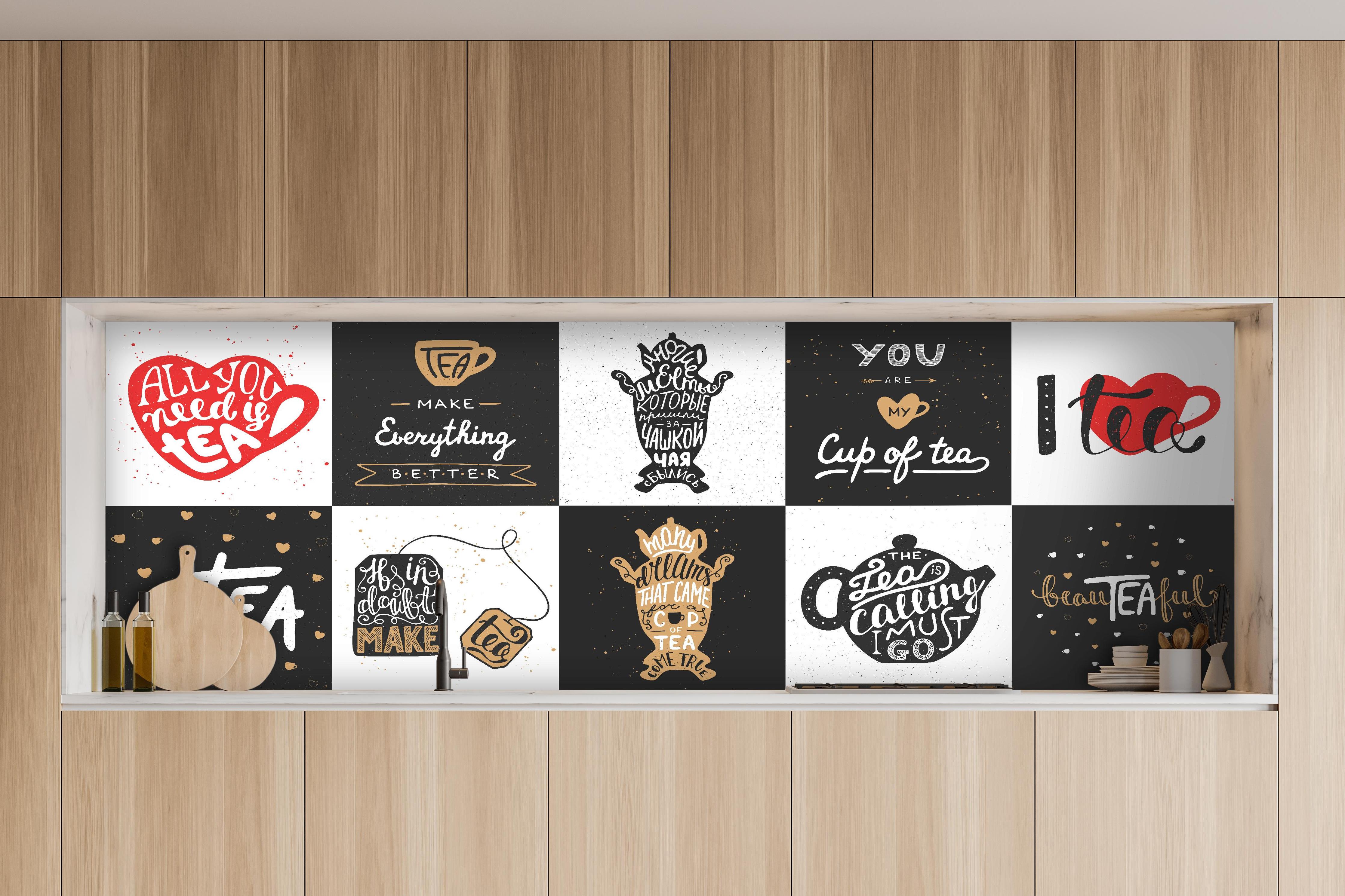 Küche - Schriftzug Sammlung für Tee Enthusiasten hinter weißen Hochglanz-Küchenregalen und schwarzem Wasserhahn