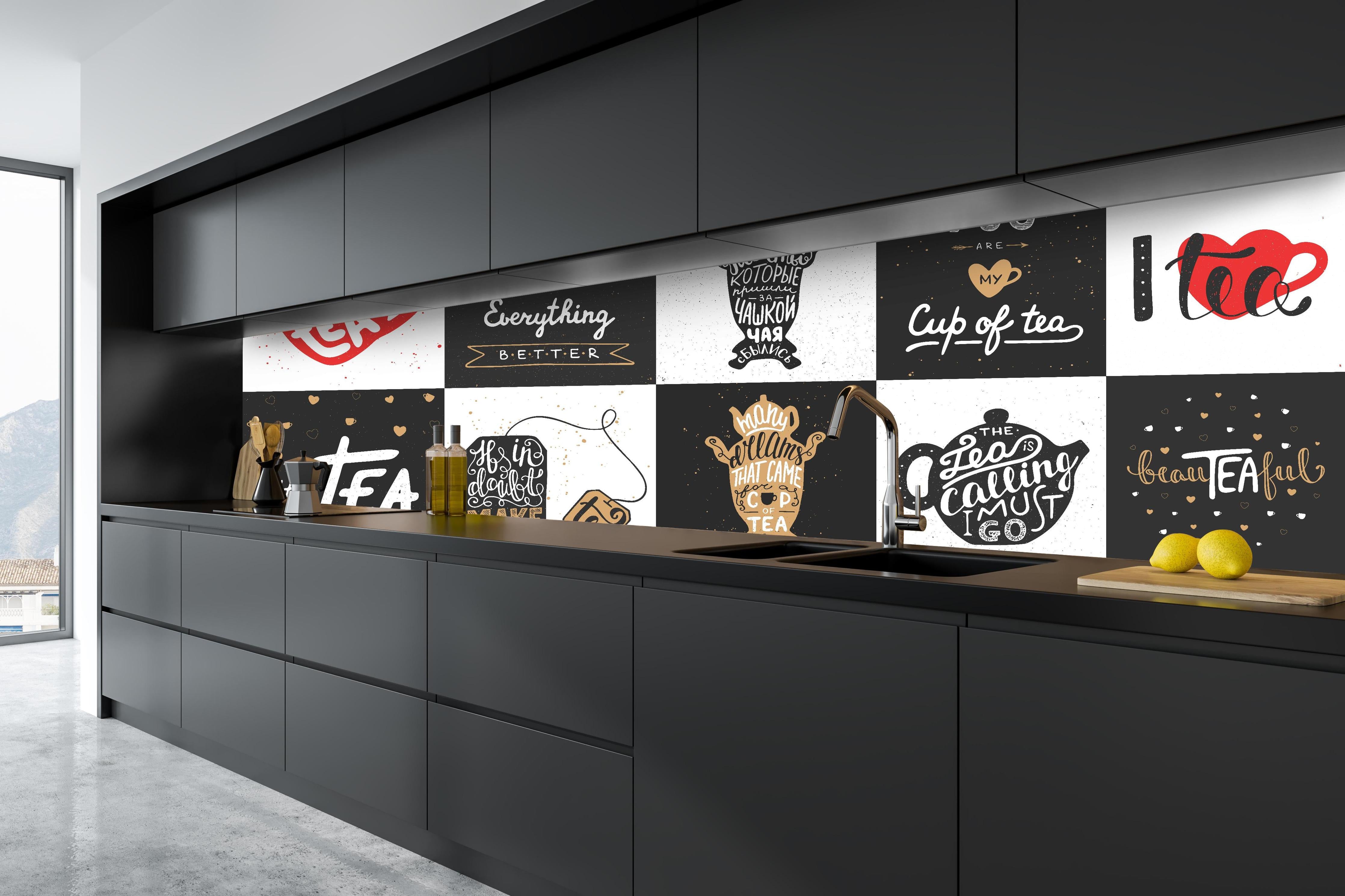 Küche - Schriftzug Sammlung für Tee Enthusiasten hinter weißen Hochglanz-Küchenregalen und schwarzem Wasserhahn