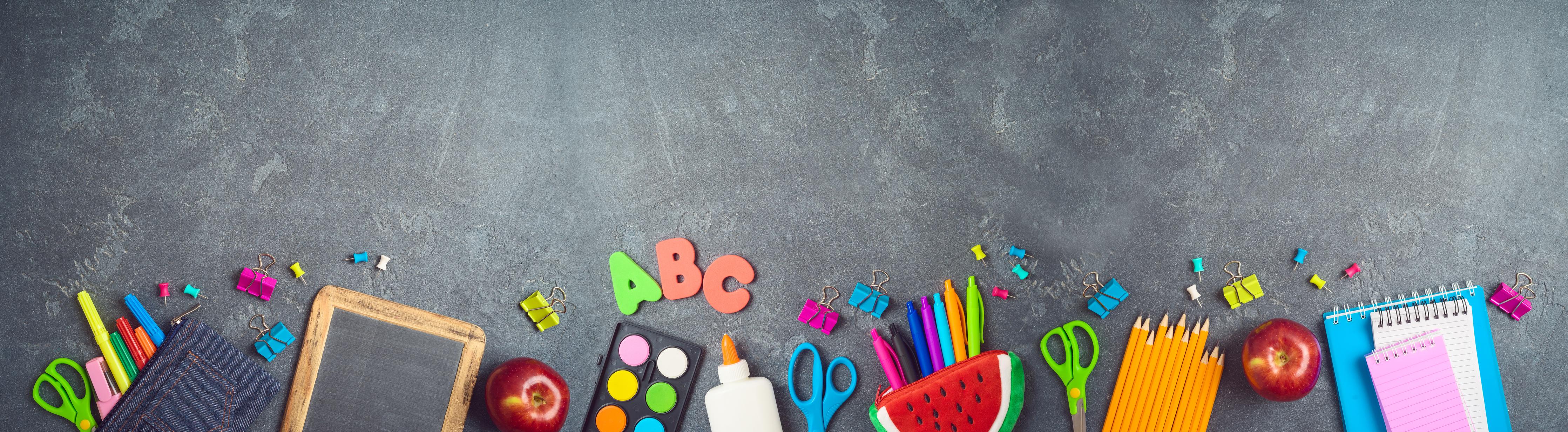 Küchenrückwand-Schulbedarf auf Tafel für den Schulstart