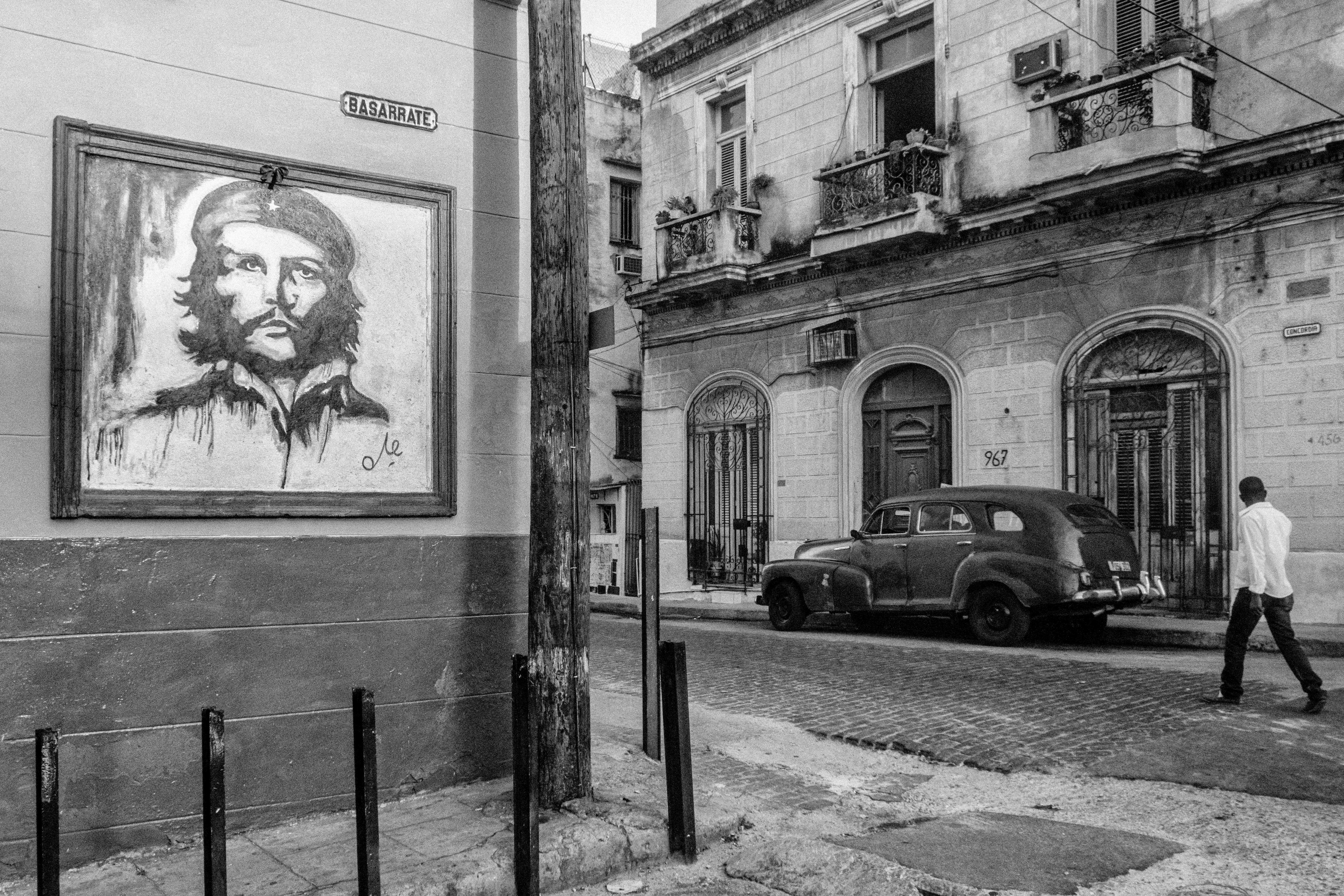 Küchenrückwand-Schwarz - weißes Stadtbild