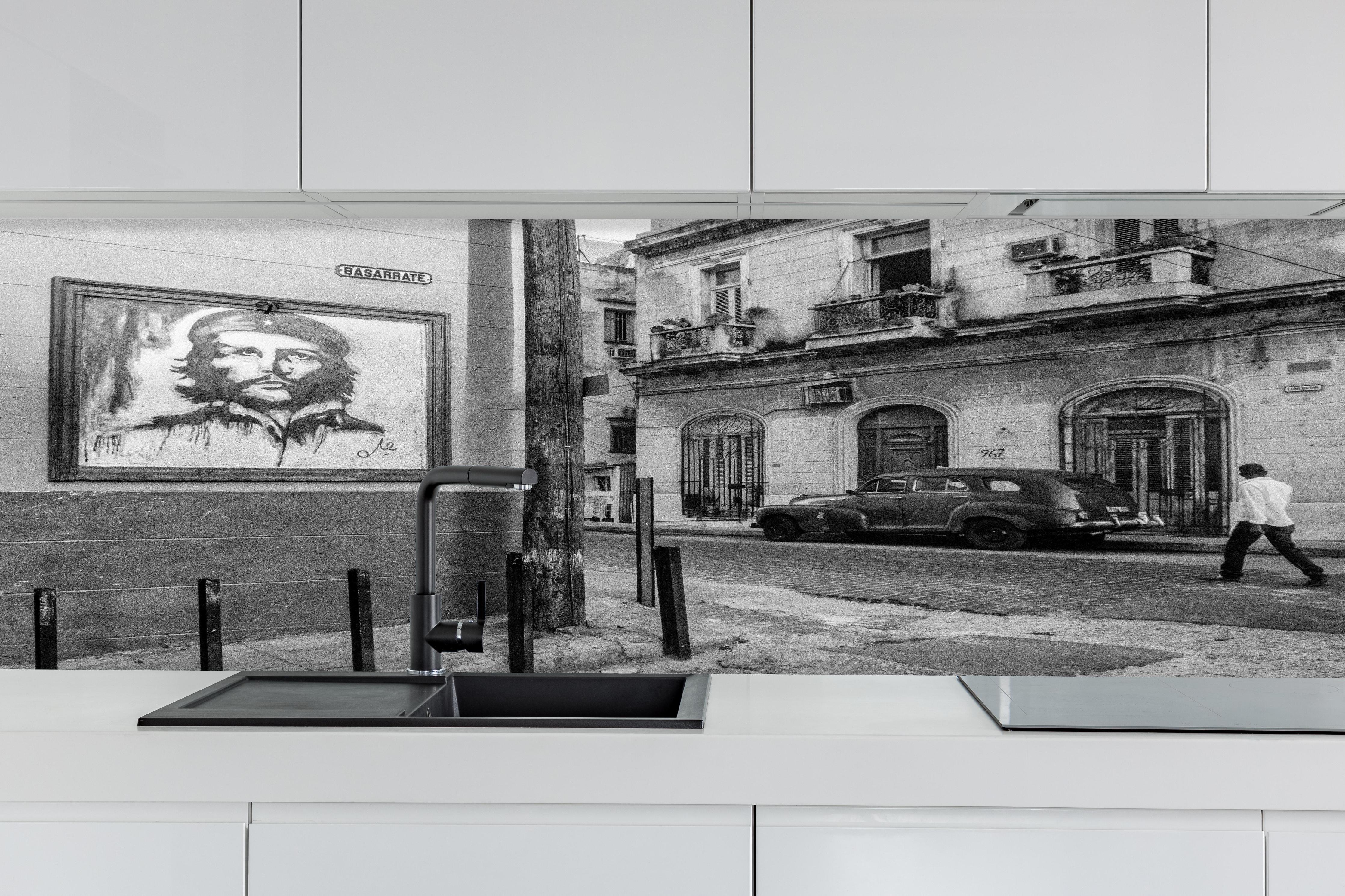 Küche - Schwarz - weißes Stadtbild hinter weißen Hochglanz-Küchenregalen und schwarzem Wasserhahn