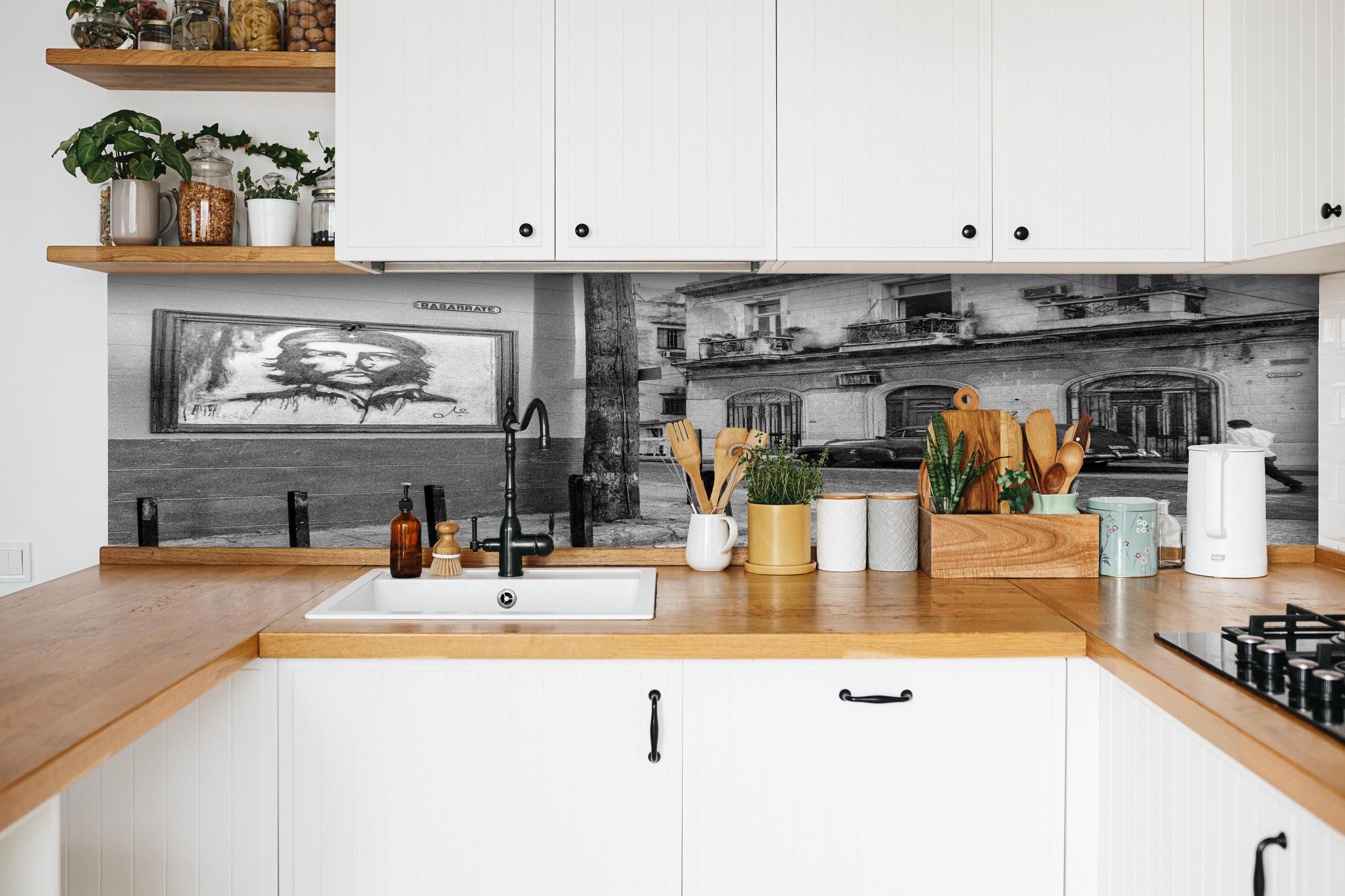 Küche - Schwarz - weißes Stadtbild hinter weißen Hochglanz-Küchenregalen und schwarzem Wasserhahn